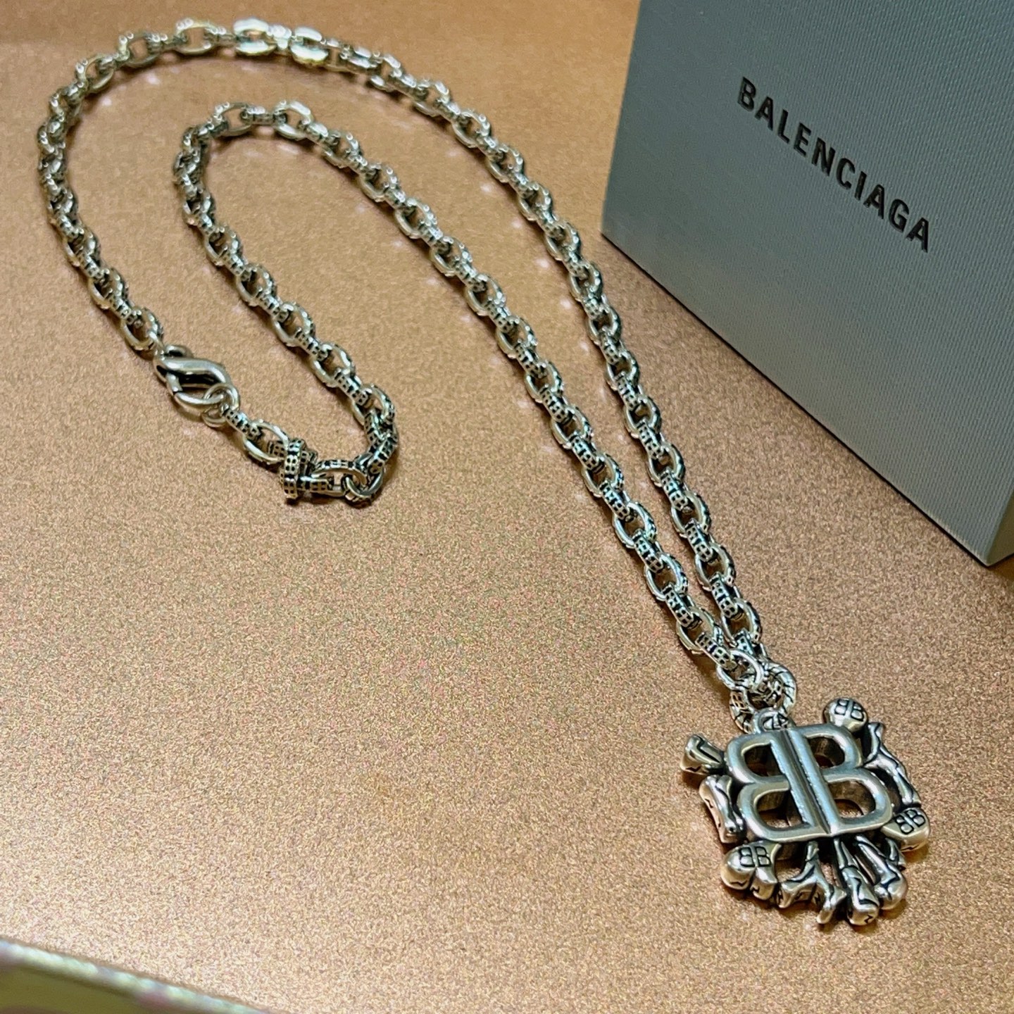NO:111522,Batch original single product Balenciaga Necklace Balenciaga New necklace counter is consistent, fine workmanship, every detail process is in place, fine design craftsmanship, hot products shipped, unique retro style Balenciaga Necklace, fine jewelry, balenciaga, balenciaga, necklace19860909批 原单货新品 巴黎世家项链 Balenciaga 新款项链专柜一致 细节做工精细 每个细节流程到位 设计工艺精细 火爆款出货 设计独特 复古风格 巴黎世家项链,饰品精品,balenciaga,balenciaga,necklace,Jewelry
