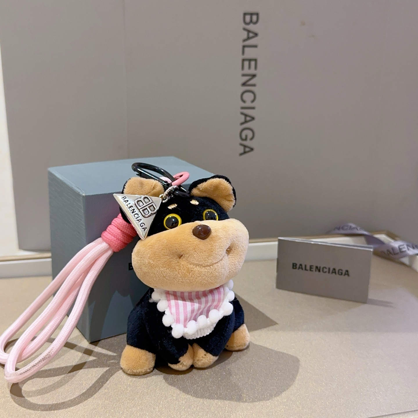 NO:111497,New products released Balenciaga bag hanging keychain Balenciaga keychain The latest bag hanging decoration is higher grade star style classic co-branded design concept keychain series Detailed version aging Non-market glossy version This model has been released. Balenciaga is very easy to match with trendy backpacks, jewelry quality, balenciaga, backpacks, keychain19860909批新品发布 巴黎世家包包挂饰钥匙扣 巴黎世家钥匙扣 最新款包包挂饰档次更高明星同款 经典款联名设计理念钥匙扣系列 细节对版做旧处理 非市面亮面版型 这款一直在出 巴黎世家里面热卖款 非常好搭配潮流背包,饰品精品,balenciaga,backpacks,keychain,Jewelry