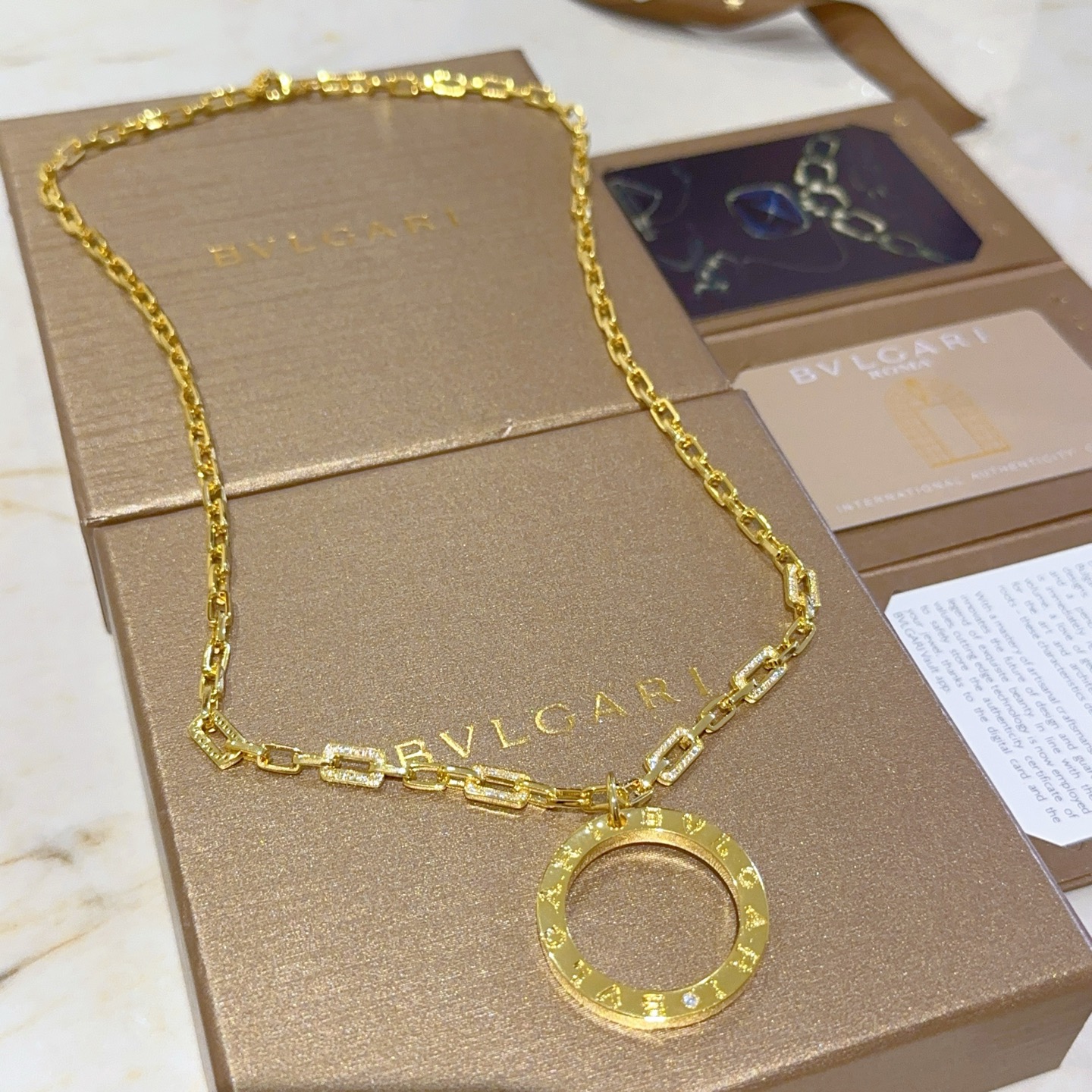 NO:112086,Bulgari necklace V gold material. BVLGARI DIVAS' DREAM series. Perfect appearance and invincible details. The unique color is completely impeccable. It is decorated with a classic ring shape design. It is simple but elegant and eye-catching. The combination of platinum makes the complexion look more elegant and the upper body is elegant. The same style as men and women. Bulgari necklace, jewelry boutique, bottega veneta, bvlgari, bvlgari, necklace19860909批.宝格丽项链V金材质.BVLGARI宝格丽 DIVAS‘ DREAM 系列 品相完美,细节无敌,那种独特的色泽完全无可挑剔,再缀以经典指环外形设计,简约之余却又优雅夺目,铂金的组合更显气色,上身雅致动人.男女同款 宝格丽项链,饰品精品,bottega veneta,bvlgari,bvlgari,necklace,Jewelry