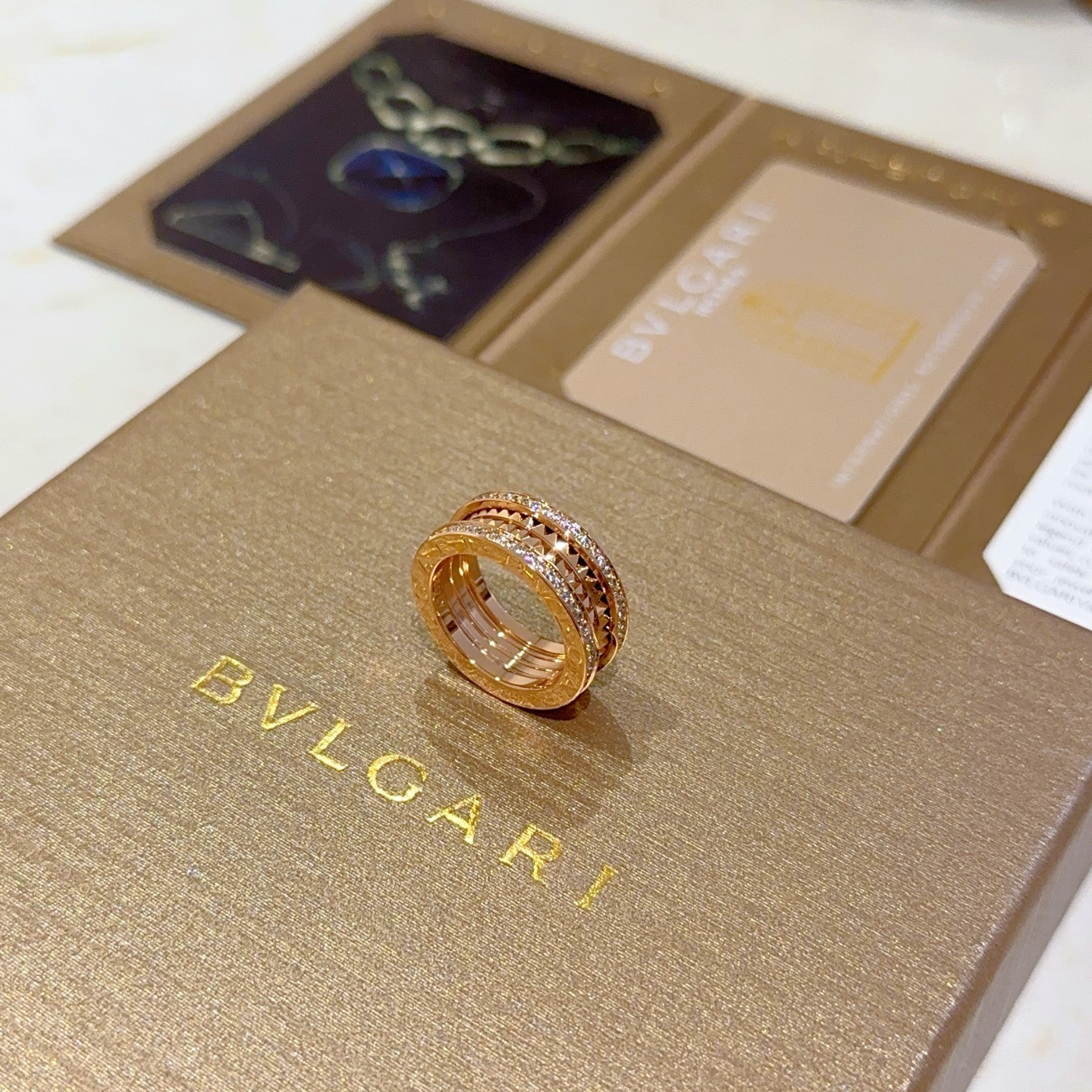 NO:112090,Bulgari necklace V gold material. BVLGARI DIVAS' DREAM series. Perfect appearance and invincible details. The unique color is completely impeccable. It is decorated with a classic ring shape design. It is simple but elegant and eye-catching. The combination of rose gold diamonds inlaid with diamonds makes the look more elegant and charming. The same style as men and women. Bulgari rings. Number of sizes: 6789 10 11, jewelry quality, bottega veneta, bvlgari, bvlgari, necklace, ring19860909批.宝格丽项链V金材质.BVLGARI宝格丽 DIVAS‘ DREAM 系列 品相完美,细节无敌,那种独特的色泽完全无可挑剔,再缀以经典指环外形设计,简约之余却又优雅夺目,玫瑰金镶嵌钻石的组合更显气色,上身雅致动人.男女同款 宝格丽戒指 码数:6789 10 11,饰品精品,bottega veneta,bvlgari,bvlgari,necklace,ring,Jewelry