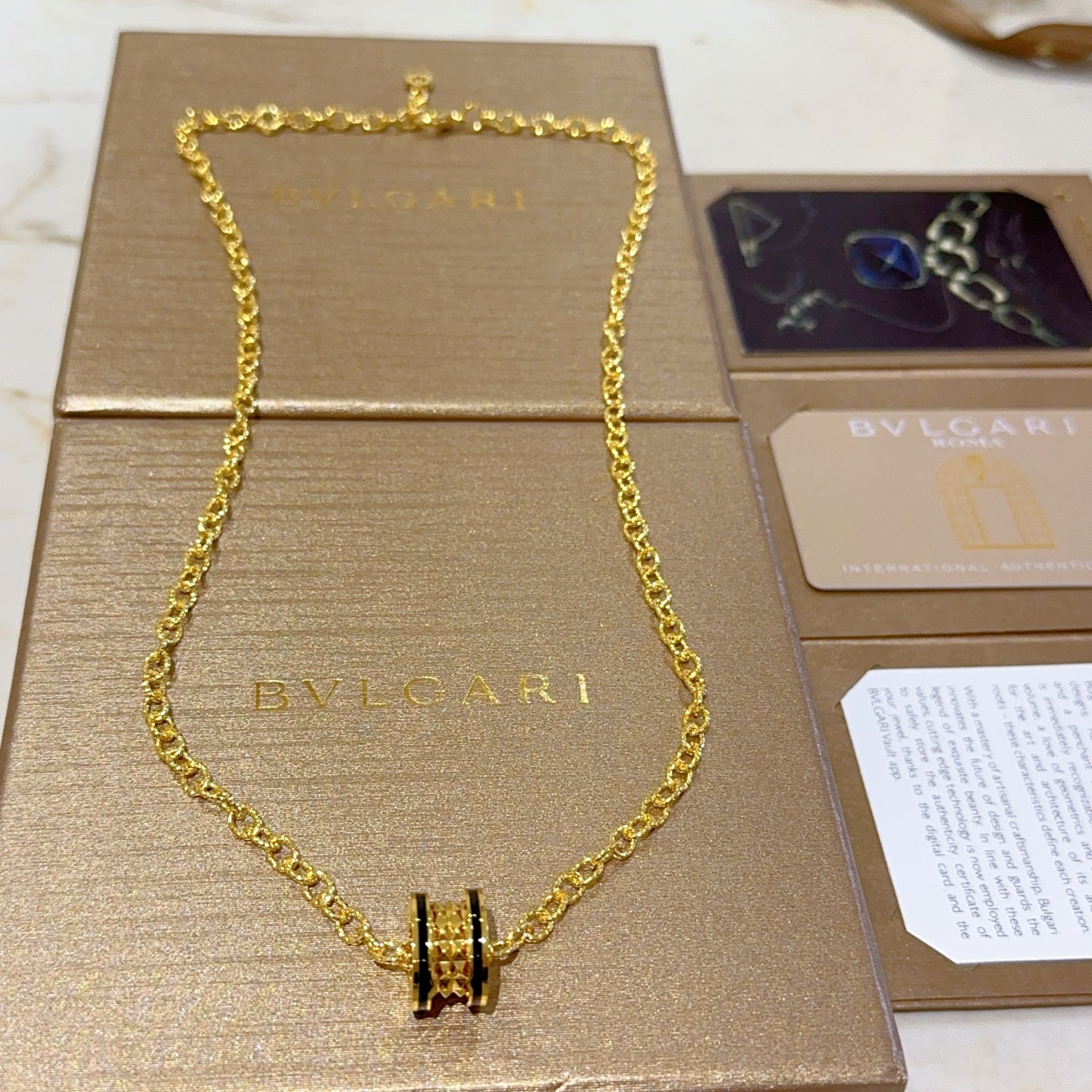 NO:112075,Bulgari necklace V gold material. BVLGARI DIVAS' DREAM series. Perfect appearance and invincible details. The unique color is completely impeccable. It is decorated with a classic ring shape design. It is simple but elegant and eye-catching. The combination of gold makes the look more elegant and charming. The same style as men and women. Bulgari necklace, jewelry boutique, bottega veneta, bvlgari, bvlgari, necklace, gold19860909批.宝格丽项链V金材质.BVLGARI宝格丽 DIVAS‘ DREAM 系列 品相完美,细节无敌,那种独特的色泽完全无可挑剔,再缀以经典指环外形设计,简约之余却又优雅夺目,黄金的组合更显气色,上身雅致动人.男女同款 宝格丽项链,饰品精品,bottega veneta,bvlgari,bvlgari,necklace,gold,Jewelry