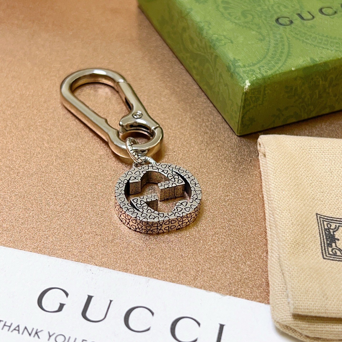 NO:112077,New product release Gucci keychain Gucci bag buckle Latest bag hanging accessories higher grade Celebrity same Anger Forest series dual G classic co-branded design concept keychain series Details are used for the old version Non-market glossy version This model has been released. Gucci is very good to match with trendy backpacks, jewelry boutiques, gucci, backpacks, keychain19860909批新品发布 古驰钥匙扣 古驰包包扣 最新款包包挂饰档次更高明星同款Anger Forest系列双G经典款联名设计理念钥匙扣系列 细节对版做旧处理 非市面亮面版型 这款一直在出 古驰里面热卖款 非常好搭配潮流背包,饰品精品,gucci,backpacks,keychain,Jewelry