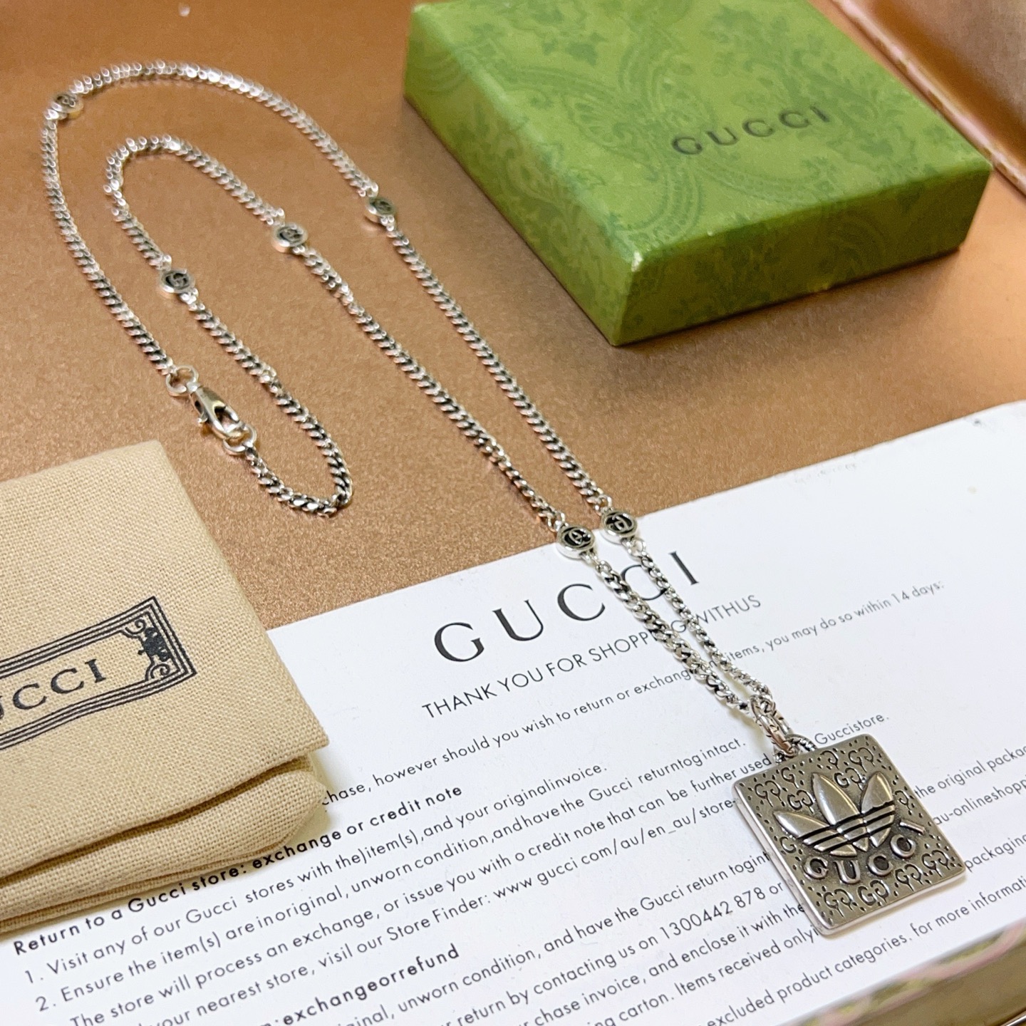 NO:112079,No explosion or release, the first choice for online celebrities selling goods in Douyin, the latest model of Gucci necklace, the chain grade is higher, the same style as star Anger Forest series double g Gucci art style retro necklace, makes high-end clothes more elegant, and makes them more brand-name and personality when going out, details are used to treat the version, non-market bright style, this model has been released, Gucci is very easy to match, fine jewelry, gucci, necklace19860909批 不爆不发 抖音带货网红首选 古驰项链最新款链条档次更高明星同款Anger Forest系列双g古驰艺术风格复古项链 让高档的衣服搭配更有气质 出去更有牌面和个性 细节对版做旧处理 非市面亮面版型 这款一直在出 古驰里面热卖款 非常好搭配,饰品精品,gucci,necklace,Jewelry