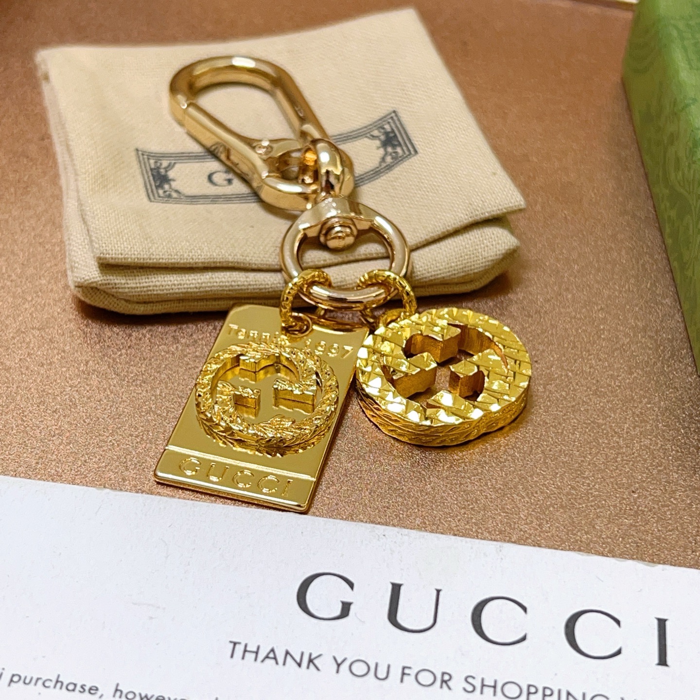 NO:112085,New product release Gucci keychain Gucci bag buckle Latest bag hanging accessories higher grade Celebrity same Anger Forest series dual G classic co-branded design concept keychain series Details are used for the old version Non-market glossy version This model has been released. Gucci is very good to match with trendy backpacks, jewelry boutiques, gucci, backpacks, keychain19860909批新品发布 古驰钥匙扣 古驰包包扣 最新款包包挂饰档次更高明星同款Anger Forest系列双G经典款联名设计理念钥匙扣系列 细节对版做旧处理 非市面亮面版型 这款一直在出 古驰里面热卖款 非常好搭配潮流背包,饰品精品,gucci,backpacks,keychain,Jewelry