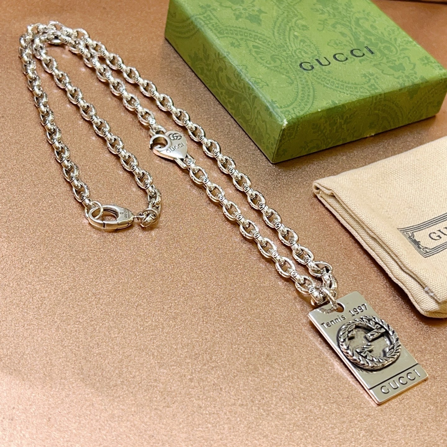 NO:112104,No explosion or release, the first choice for online celebrities selling goods in Douyin, the latest model of Gucci necklace, the chain grade is higher, the same style as star Anger Forest series double g Gucci art style retro necklace, makes high-end clothes more elegant, and makes them more brand-name and personality when going out, details are used to treat the version, non-market bright style, this model has been released, Gucci is very easy to match, fine jewelry, gucci, necklace19860909批 不爆不发 抖音带货网红首选 古驰项链最新款链条档次更高明星同款Anger Forest系列双g古驰艺术风格复古项链 让高档的衣服搭配更有气质 出去更有牌面和个性 细节对版做旧处理 非市面亮面版型 这款一直在出 古驰里面热卖款 非常好搭配,饰品精品,gucci,necklace,Jewelry