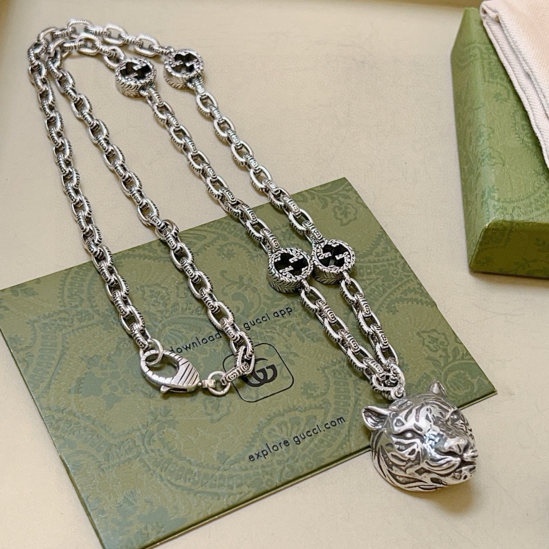 批155   𝐆𝐮𝐜𝐜𝐢古驰项链最新款链条档次更高明星同款Anger Forest系列双G经典款设计理念项链系列复古银项链
链长60厘米
细节对版做旧处理 非市面亮面版型 
这款一直在出 古驰里面热卖款 非常好搭配潮流衣服👔🥿