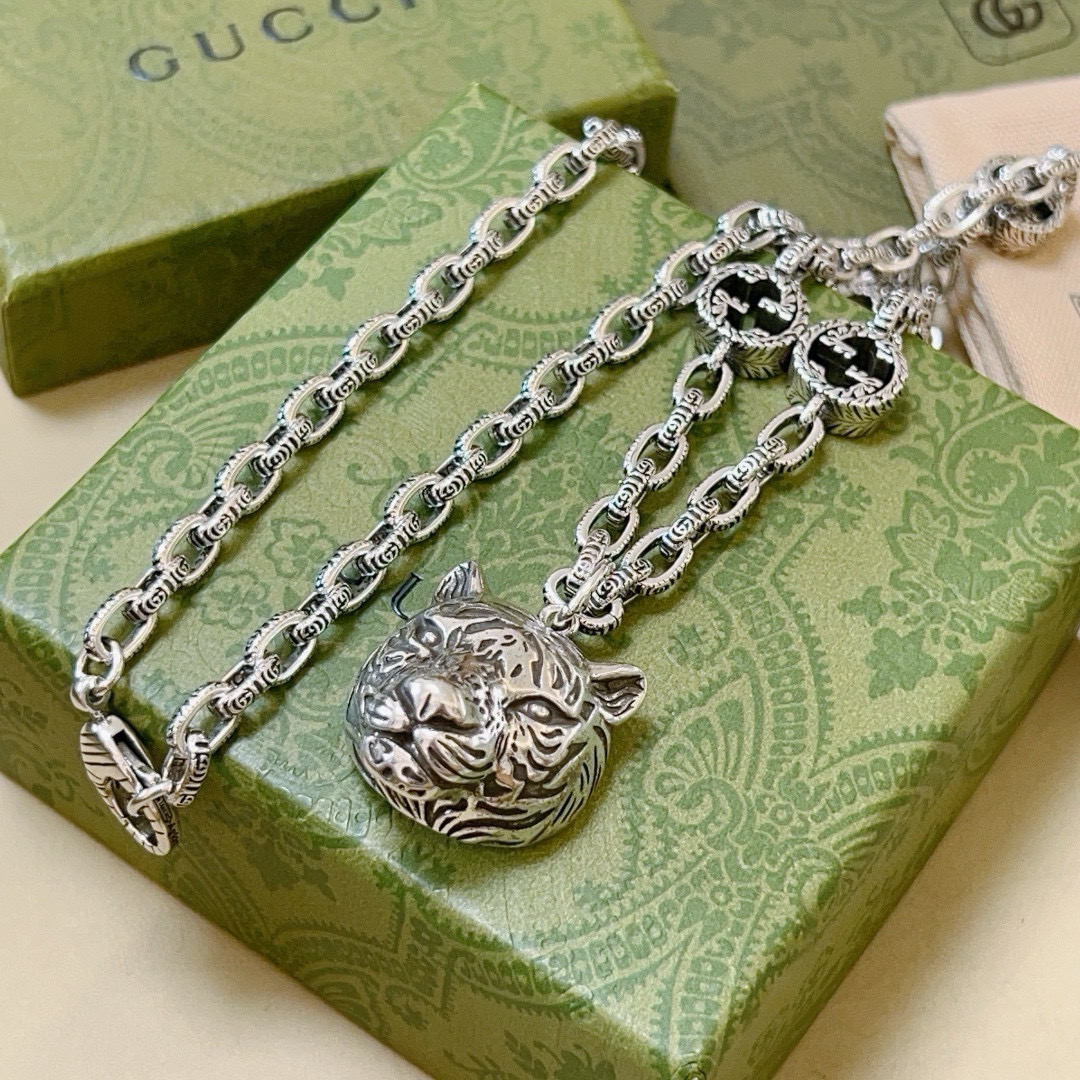 批155   𝐆𝐮𝐜𝐜𝐢古驰项链最新款链条档次更高明星同款Anger Forest系列双G经典款设计理念项链系列复古银项链
链长60厘米
细节对版做旧处理 非市面亮面版型 
这款一直在出 古驰里面热卖款 非常好搭配潮流衣服👔🥿