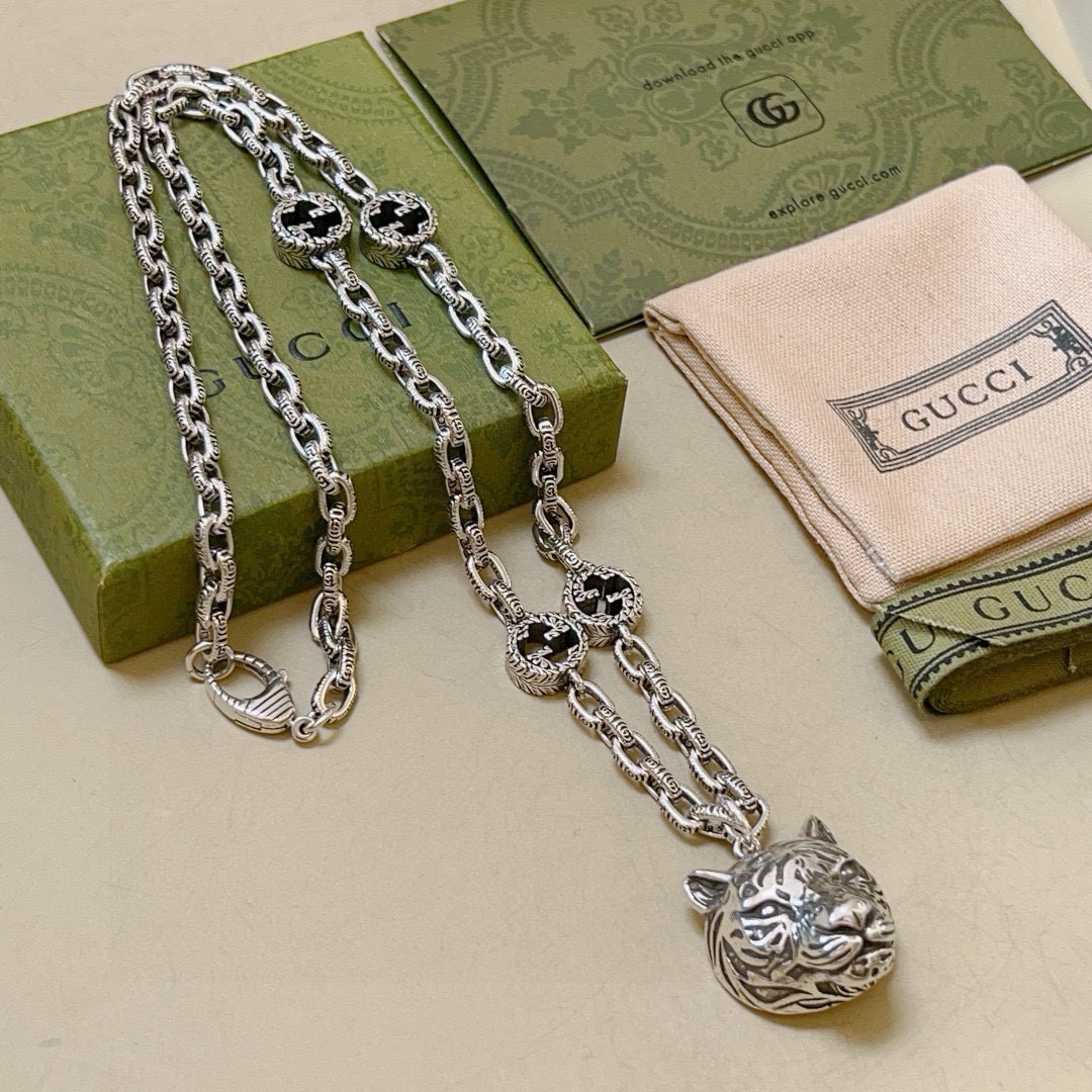 批155   𝐆𝐮𝐜𝐜𝐢古驰项链最新款链条档次更高明星同款Anger Forest系列双G经典款设计理念项链系列复古银项链
链长60厘米
细节对版做旧处理 非市面亮面版型 
这款一直在出 古驰里面热卖款 非常好搭配潮流衣服👔🥿