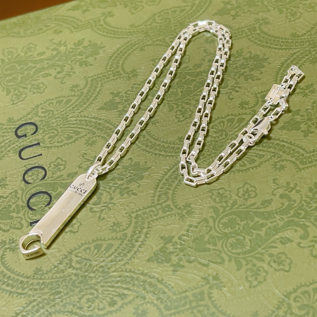 NO:112492,The latest model of Gucci necklace is higher in chain grade, star-like Anger Forest series double G classic Gucci series silver necklace, details are used to treat the version, non-market bright style, this model has been released, Gucci is popular in it, very easy to match with trendy clothes, jewelry quality, gucci, necklace19860909批古驰项链最新款链条档次更高明星同款Anger Forest系列双G经典款古驰系列银项链 细节对版做旧处理 非市面亮面版型 这款一直在出 古驰里面热卖款 非常好搭配潮流衣服,饰品精品,gucci,necklace,Jewelry