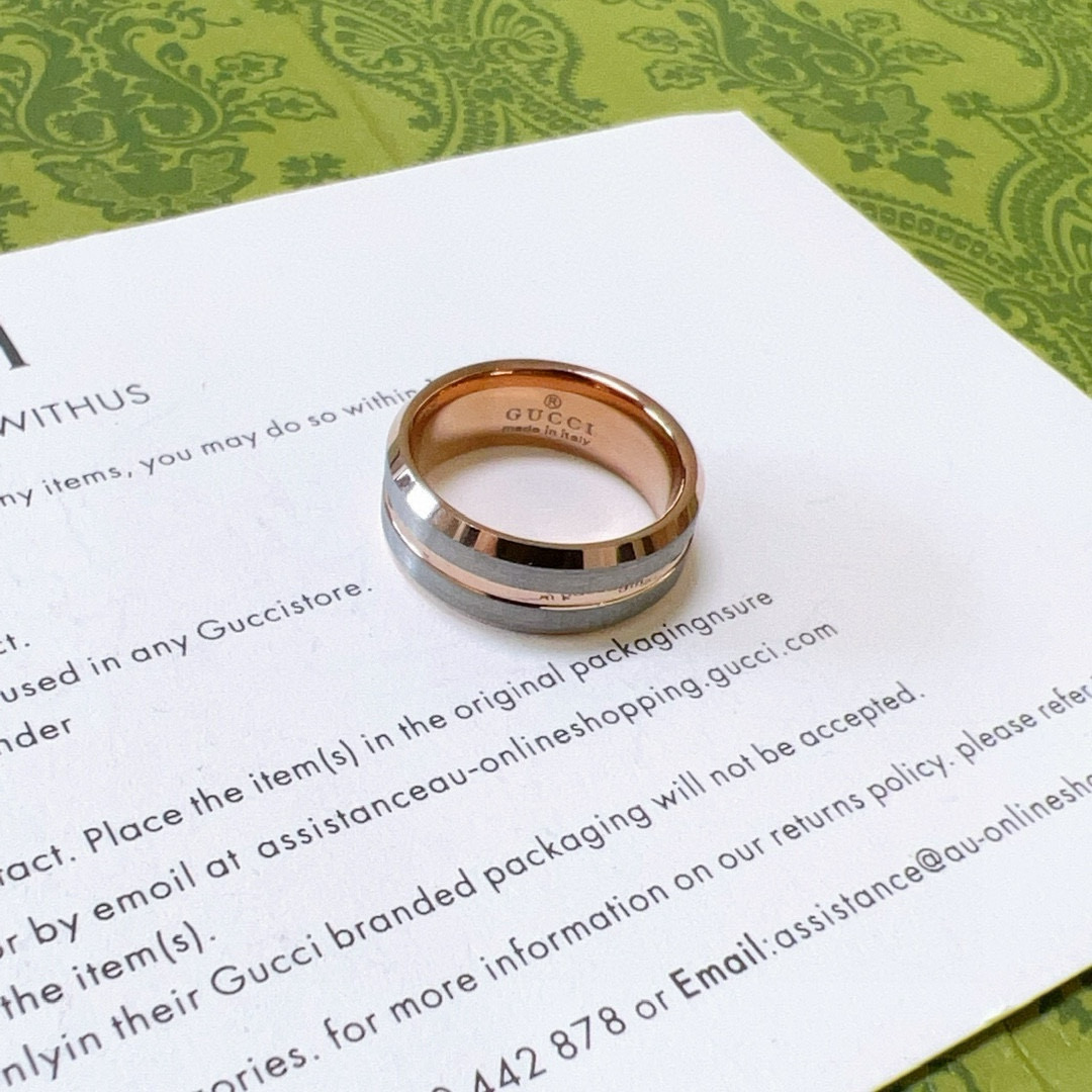 批105。   𝐆𝐮𝐜𝐜𝐢古驰戒指最新款款式档次更高明星同款Anger Forest系列v金质感双G纯手工制作工艺 古驰戒指 
细节对版纯手工处理 非市面亮面版型 
这款一直在出 古驰里面热卖款 非常好搭配潮流衣服👔🥿码数美7 8 9 10 11 男女同款情侣戒指