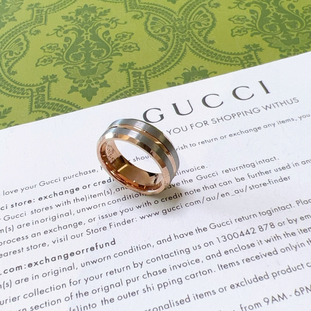 批105。   𝐆𝐮𝐜𝐜𝐢古驰戒指最新款款式档次更高明星同款Anger Forest系列v金质感双G纯手工制作工艺 古驰戒指 
细节对版纯手工处理 非市面亮面版型 
这款一直在出 古驰里面热卖款 非常好搭配潮流衣服👔🥿码数美7 8 9 10 11 男女同款情侣戒指