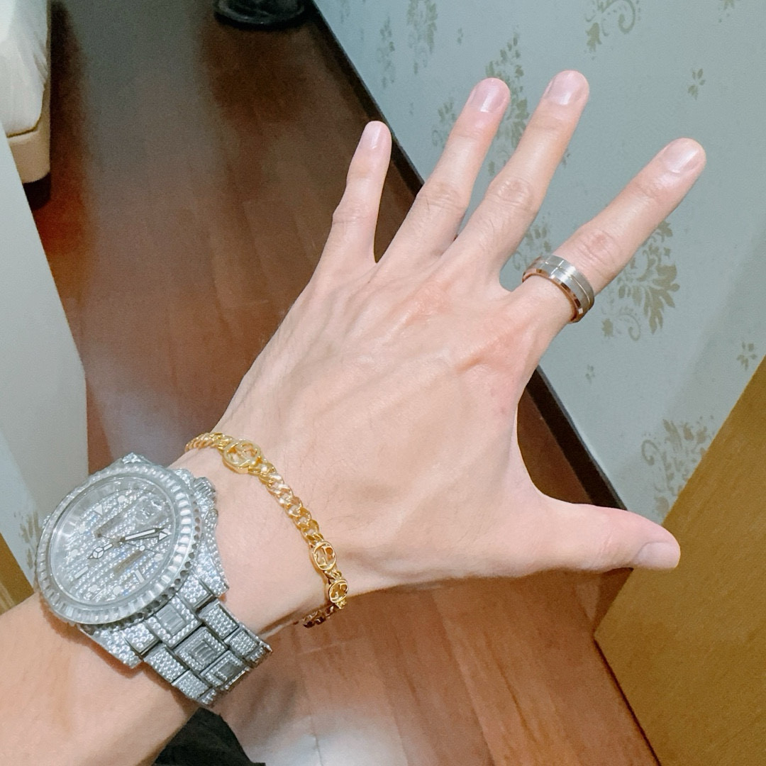 批105。   𝐆𝐮𝐜𝐜𝐢古驰戒指最新款款式档次更高明星同款Anger Forest系列v金质感双G纯手工制作工艺 古驰戒指 
细节对版纯手工处理 非市面亮面版型 
这款一直在出 古驰里面热卖款 非常好搭配潮流衣服👔🥿码数美7 8 9 10 11 男女同款情侣戒指