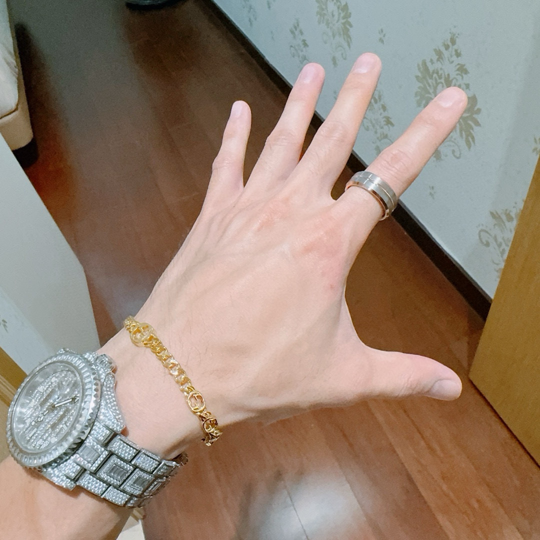 批105。   𝐆𝐮𝐜𝐜𝐢古驰戒指最新款款式档次更高明星同款Anger Forest系列v金质感双G纯手工制作工艺 古驰戒指 
细节对版纯手工处理 非市面亮面版型 
这款一直在出 古驰里面热卖款 非常好搭配潮流衣服👔🥿码数美7 8 9 10 11 男女同款情侣戒指