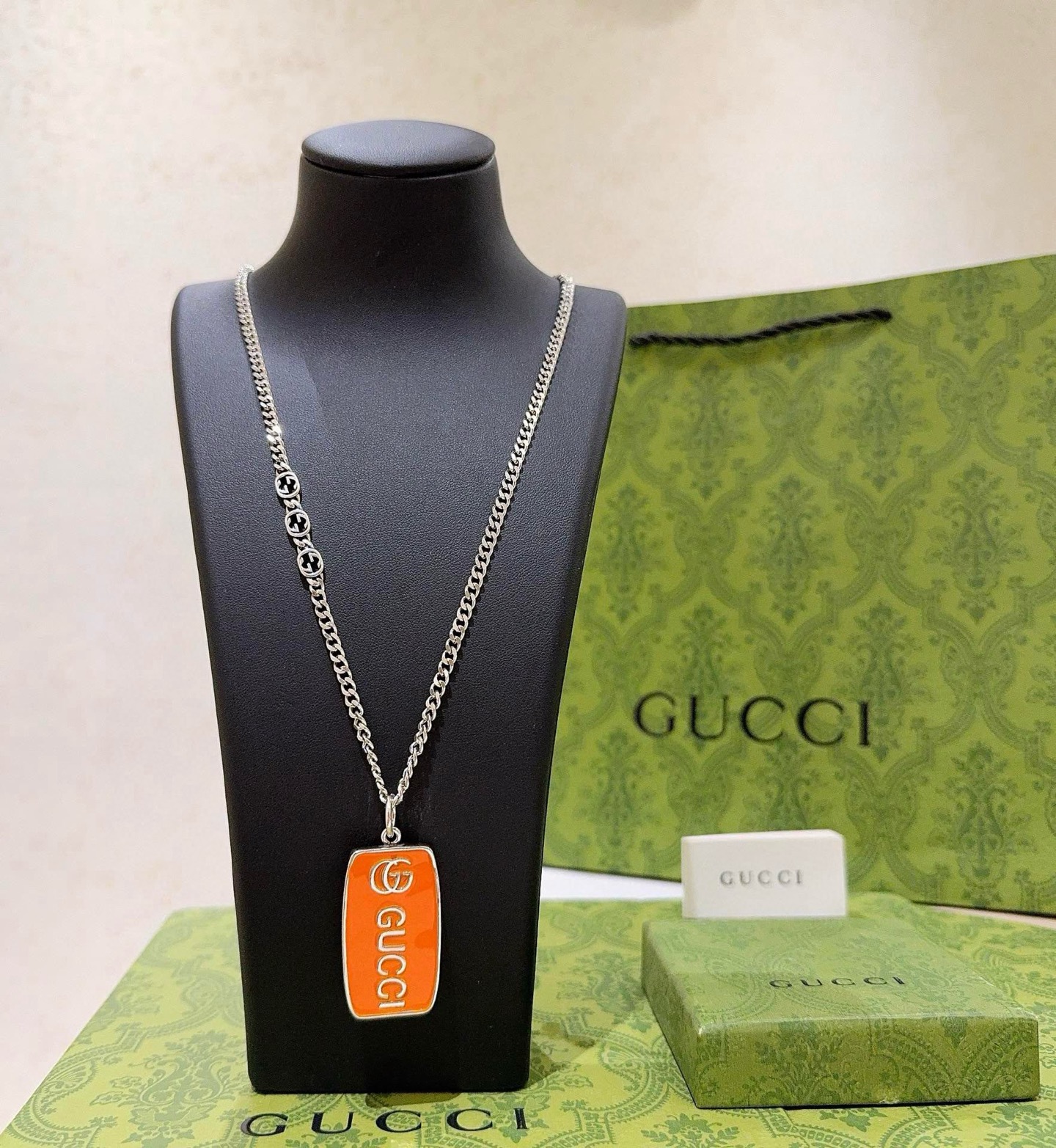 NO:112512,New products are released. Gucci necklace has a higher chain grade. Stars. The same style. Anger Forest series, double G classic style, joint design concept. Necklace series, retro silver necklace. Details are used to treat the version. Non-market glossy style. This model has been released. Gucci is very good at matching trendy clothes, jewelry quality, gucci, necklace19860909批新品发布 古驰项链最新款链条档次更高明星同款Anger Forest系列双G经典款联名设计理念项链系列复古银项链 细节对版做旧处理 非市面亮面版型 这款一直在出 古驰里面热卖款 非常好搭配潮流衣服,饰品精品,gucci,necklace,Jewelry