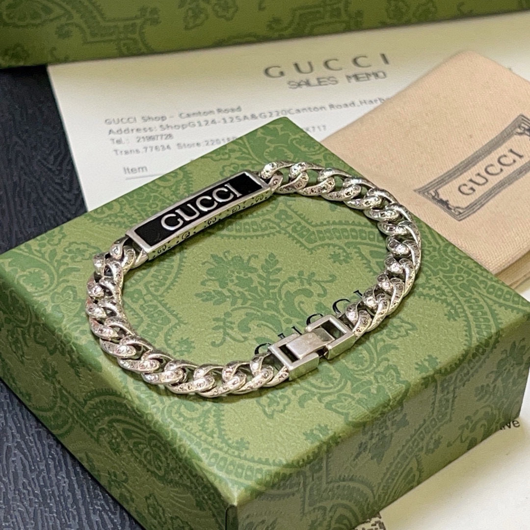 NO:112499,Comment. Gucci new bracelets are released. The latest classic style of Gucci Gucci bracelet is exquisite, regardless of style or texture. It is absolutely top feel. Just take a look and you can understand the pattern logo chain body. Original logo is super nice. The best choice for matching clothes. It is a must-have artifact for men and women. Simple and atmospheric, low-key and luxurious. The number is 16.18. 20.22.24 cm. Premium jewelry, gucci, gucci, bracelet19860909批. 古驰新品手链出炉 Gucci古驰手链最新款的经典款 精致无论款式 质感 都是绝对的顶尖feel 只要看一眼就懂了认准花纹logo链身 原版logo 超 nice 搭配衣服最佳的选择,男女同款必备神器 简单又大气,低调显奢华码数16.18. 20.22.24厘米,饰品精品,gucci,gucci,bracelet,Jewelry