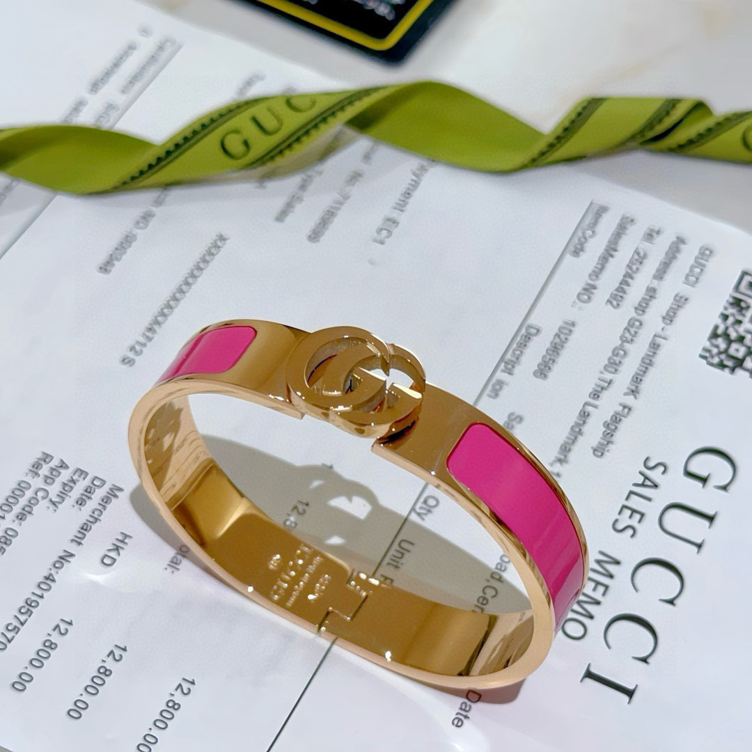 批125。𝐆𝐮𝐜𝐜𝐢古驰手镯手环纯手工打造最新款手镯档次更高明星同款Anger Forest系列双G经典款系列古驰手环
细节对版K金处理 非市面亮面版型 
这款一直在出 古驰里面热卖款 非常好搭配潮流衣服👔🥿