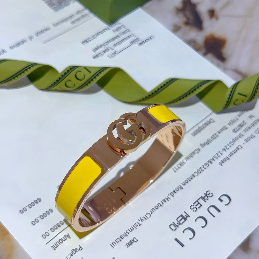 批125。𝐆𝐮𝐜𝐜𝐢古驰手镯手环纯手工打造最新款手镯档次更高明星同款Anger Forest系列双G经典款系列古驰手环
细节对版K金处理 非市面亮面版型 
这款一直在出 古驰里面热卖款 非常好搭配潮流衣服👔🥿