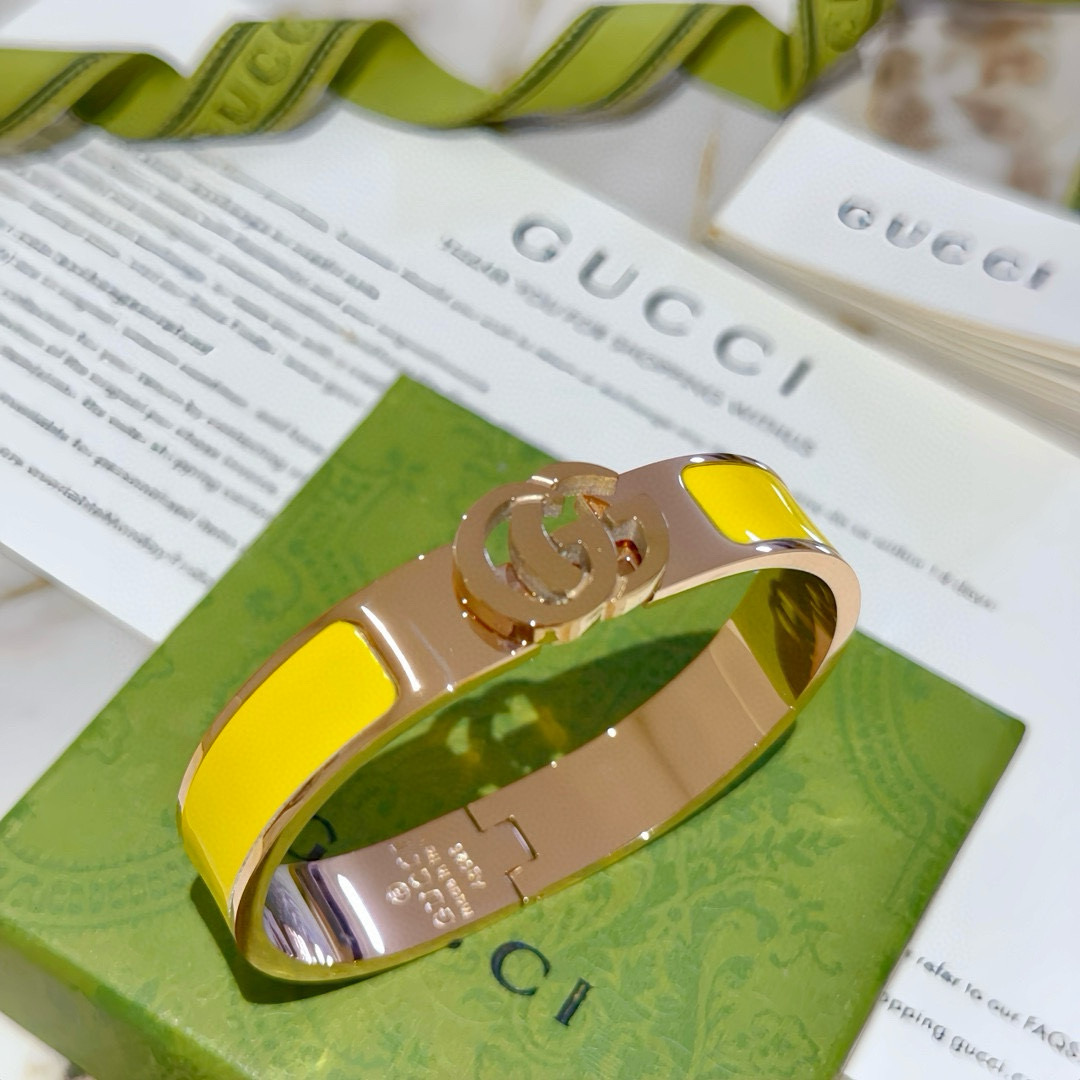 批125。𝐆𝐮𝐜𝐜𝐢古驰手镯手环纯手工打造最新款手镯档次更高明星同款Anger Forest系列双G经典款系列古驰手环
细节对版K金处理 非市面亮面版型 
这款一直在出 古驰里面热卖款 非常好搭配潮流衣服👔🥿