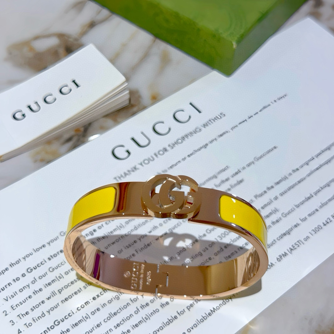 批125。𝐆𝐮𝐜𝐜𝐢古驰手镯手环纯手工打造最新款手镯档次更高明星同款Anger Forest系列双G经典款系列古驰手环
细节对版K金处理 非市面亮面版型 
这款一直在出 古驰里面热卖款 非常好搭配潮流衣服👔🥿