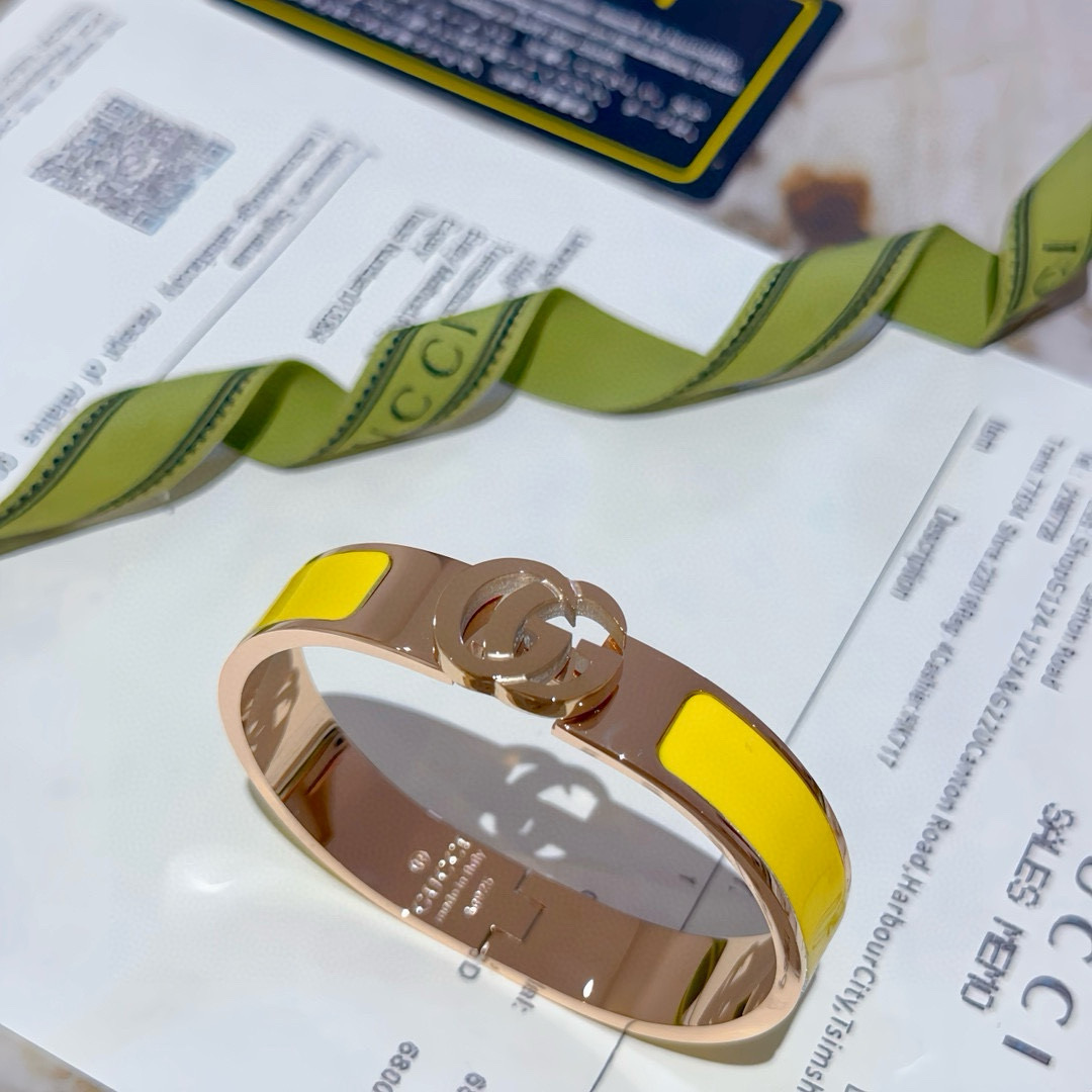 批125。𝐆𝐮𝐜𝐜𝐢古驰手镯手环纯手工打造最新款手镯档次更高明星同款Anger Forest系列双G经典款系列古驰手环
细节对版K金处理 非市面亮面版型 
这款一直在出 古驰里面热卖款 非常好搭配潮流衣服👔🥿