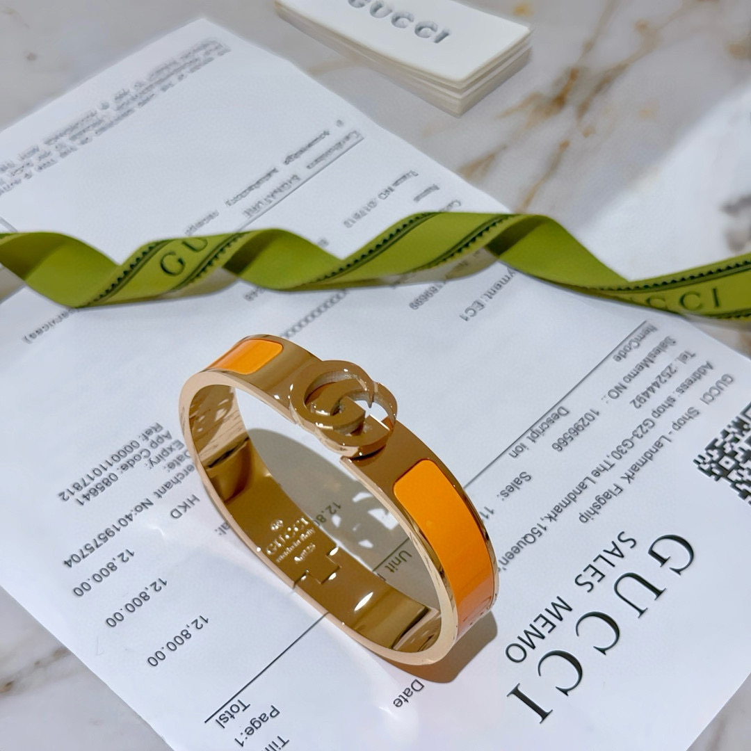 批125。𝐆𝐮𝐜𝐜𝐢古驰手镯手环纯手工打造最新款手镯档次更高明星同款Anger Forest系列双G经典款系列古驰手环
细节对版K金处理 非市面亮面版型 
这款一直在出 古驰里面热卖款 非常好搭配潮流衣服👔🥿