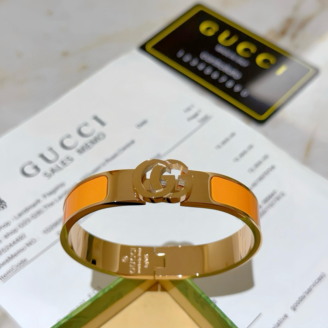 NO:112523,Gucci bracelet bracelets are hand-made to create the latest bracelets with higher grades. Celebrities have the same style. Anger Forest series, dual G classic series. Gucci bracelets. Details are used to treat K gold. Non-market glossy styles. This model has been released. Gucci is very easy to match with trendy clothes, fine accessories, gucci, bracelet19860909批.古驰手镯手环纯手工打造最新款手镯档次更高明星同款Anger Forest系列双G经典款系列古驰手环 细节对版K金处理 非市面亮面版型 这款一直在出 古驰里面热卖款 非常好搭配潮流衣服,饰品精品,gucci,bracelet,Jewelry