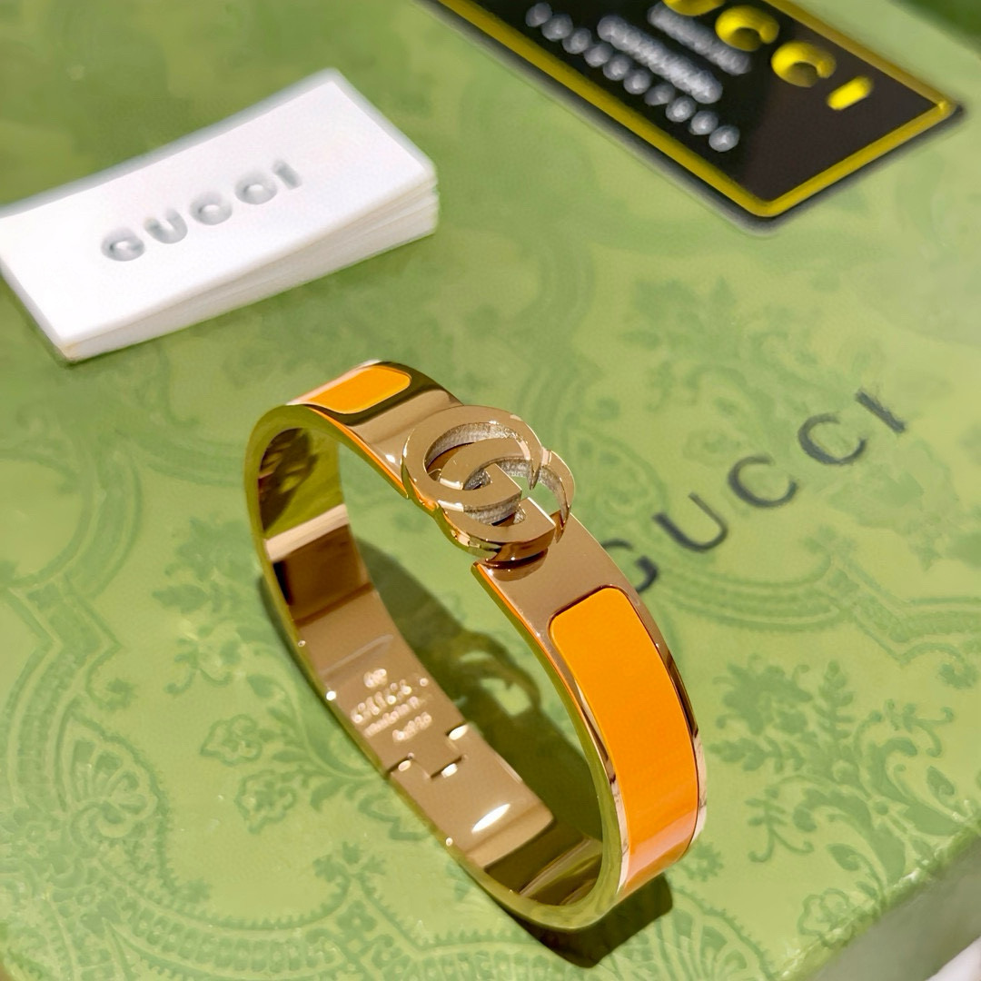 批125。𝐆𝐮𝐜𝐜𝐢古驰手镯手环纯手工打造最新款手镯档次更高明星同款Anger Forest系列双G经典款系列古驰手环
细节对版K金处理 非市面亮面版型 
这款一直在出 古驰里面热卖款 非常好搭配潮流衣服👔🥿