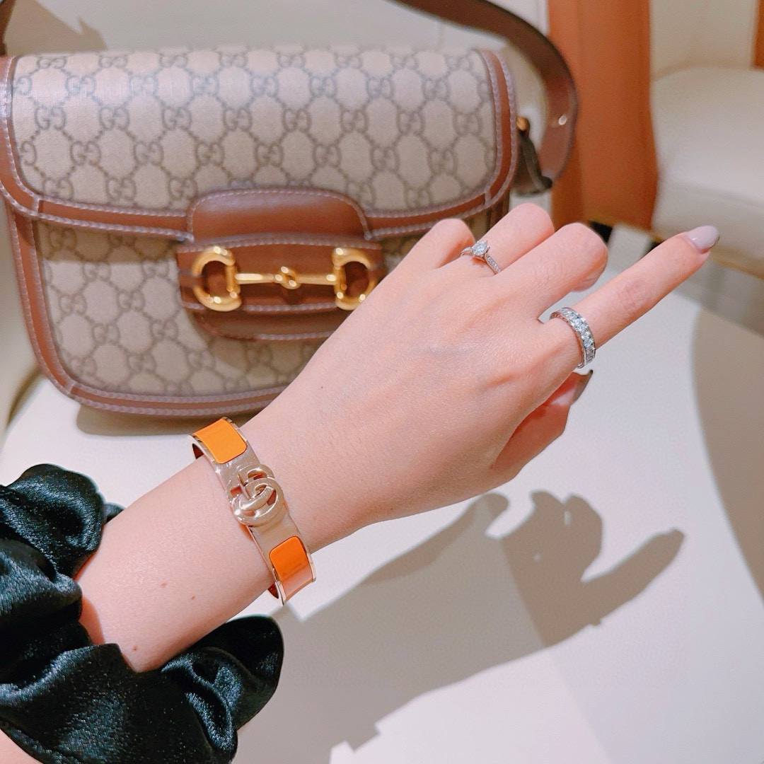 批125。𝐆𝐮𝐜𝐜𝐢古驰手镯手环纯手工打造最新款手镯档次更高明星同款Anger Forest系列双G经典款系列古驰手环
细节对版K金处理 非市面亮面版型 
这款一直在出 古驰里面热卖款 非常好搭配潮流衣服👔🥿