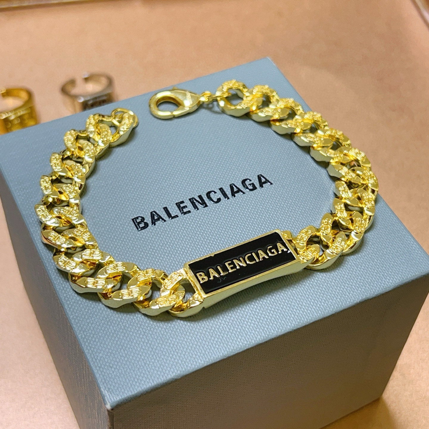 NO:112531,Batch. Original new product Balenciaga bracelets, Balenciaga bracelets, special counters, Balenciaga bracelets, popular products for men, unique design, avant-garde, must-have for both men and women!  Number of codes 18 20 22 24cm, jewelry quality, balenciaga, balenciaga, bracelet19860909批. 原单货新品 巴黎世家 Balenciaga手链专柜一致巴黎世家手链 男士火爆款出货 设计独特 前卫 男女必备！码数18 20 22 24cm,饰品精品,balenciaga,balenciaga,bracelet,Jewelry