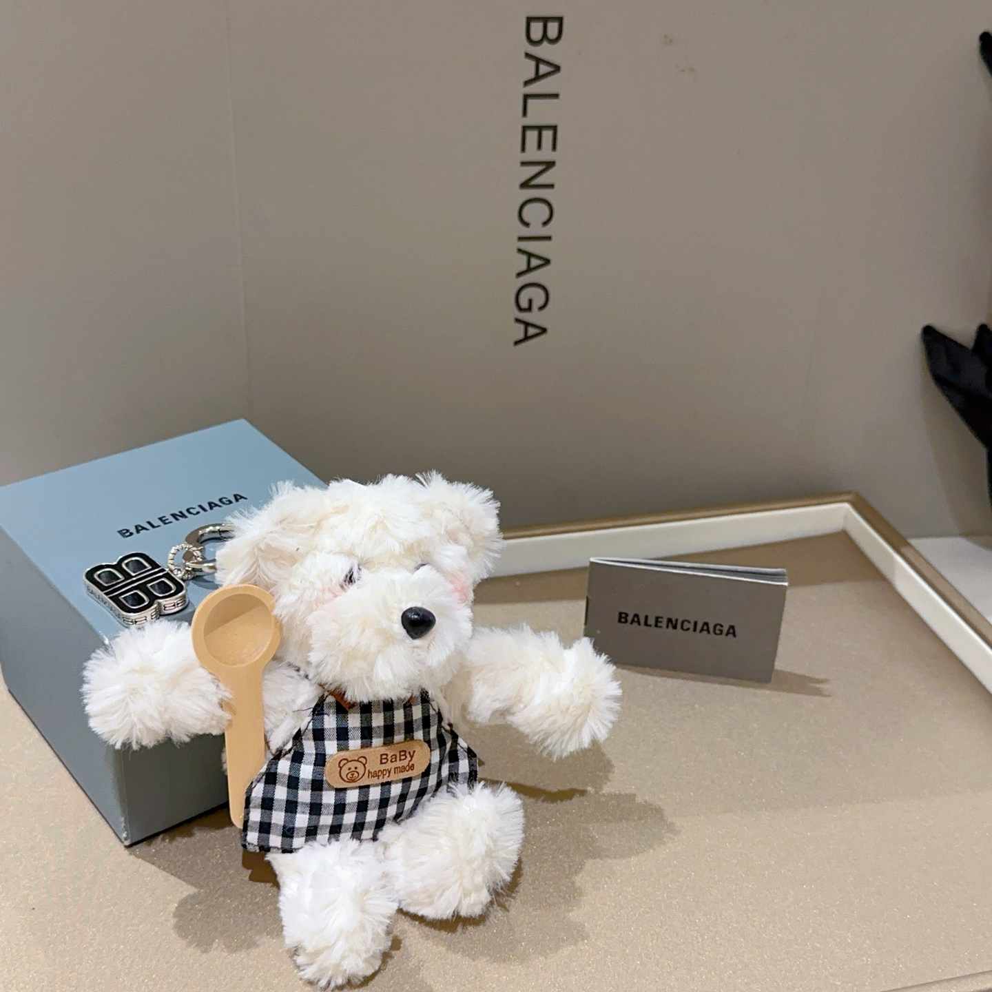 NO:112541,New products released Balenciaga bag hanging keychain Balenciaga keychain The latest bag hanging decoration is higher grade star style classic co-branded design concept keychain series Detailed version aging Non-market glossy version This model has been released. Balenciaga is very easy to match with trendy backpacks, jewelry quality, balenciaga, backpacks, keychain19860909批新品发布 巴黎世家包包挂饰钥匙扣 巴黎世家钥匙扣 最新款包包挂饰档次更高明星同款 经典款联名设计理念钥匙扣系列 细节对版做旧处理 非市面亮面版型 这款一直在出 巴黎世家里面热卖款 非常好搭配潮流背包,饰品精品,balenciaga,backpacks,keychain,Jewelry