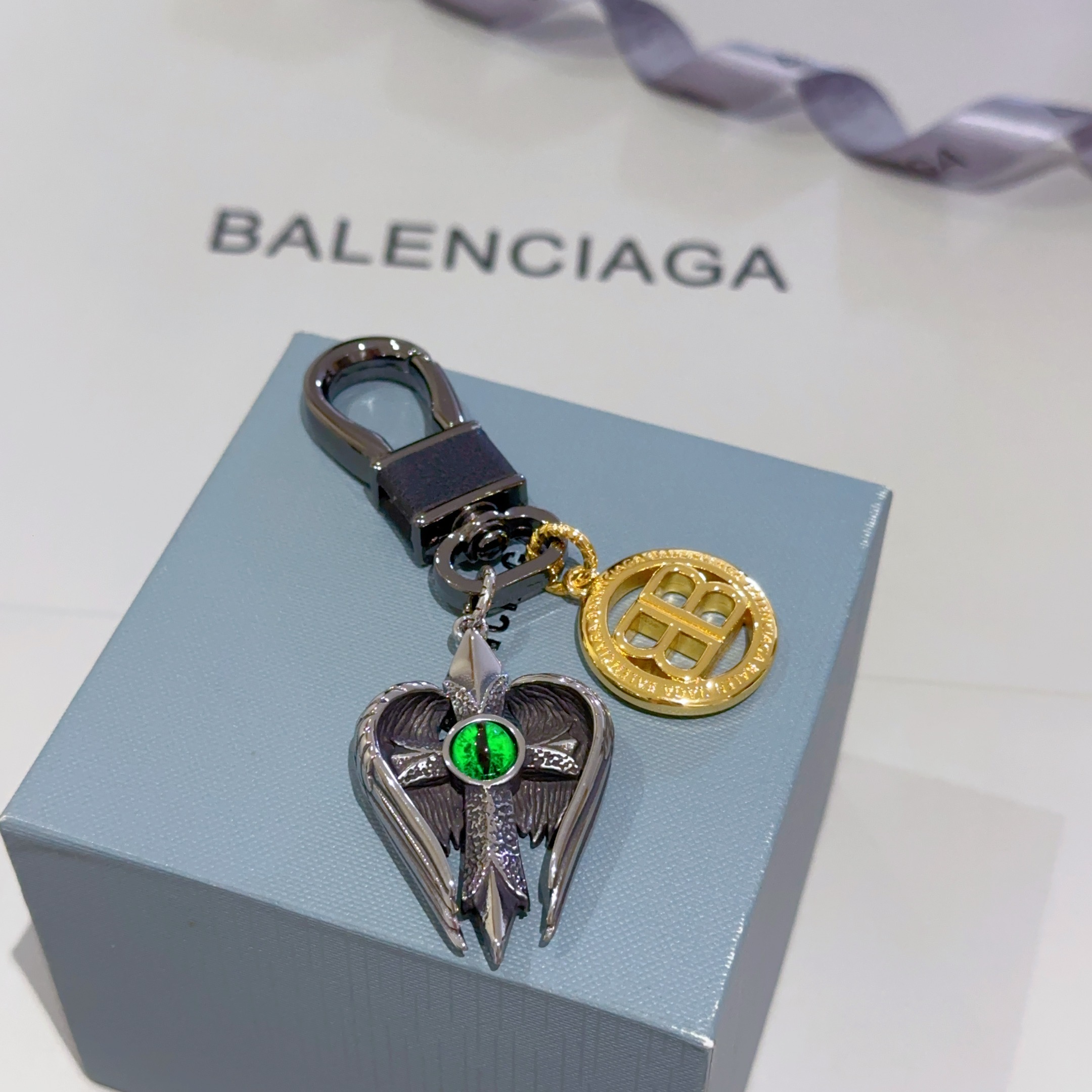NO:112884,New products released Balenciaga bag hanging keychain Balenciaga keychain The latest bag hanging decoration is higher grade star style classic co-branded design concept keychain series Detailed version aging Non-market glossy version This model has been released. Balenciaga is very easy to match with trendy backpacks, jewelry quality, balenciaga, backpacks, keychain19860909批新品发布 巴黎世家包包挂饰钥匙扣 巴黎世家钥匙扣 最新款包包挂饰档次更高明星同款 经典款联名设计理念钥匙扣系列 细节对版做旧处理 非市面亮面版型 这款一直在出 巴黎世家里面热卖款 非常好搭配潮流背包,饰品精品,balenciaga,backpacks,keychain,Jewelry