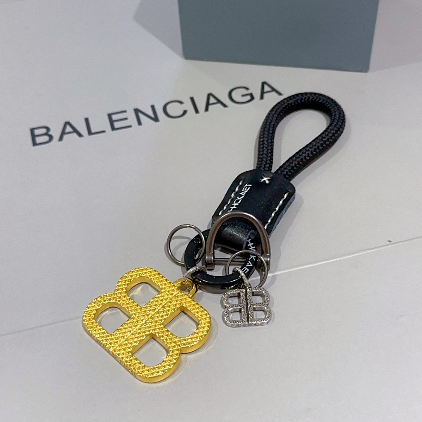 批95   新品发布 巴黎世家包包挂饰钥匙扣 巴黎世家钥匙扣 最新款包包挂饰档次更高明星同款 经典款联名设计理念钥匙扣系列
细节对版做旧处理 非市面亮面版型 
这款一直在出 巴黎世家里面热卖款 非常好搭配潮流背包👔🥿