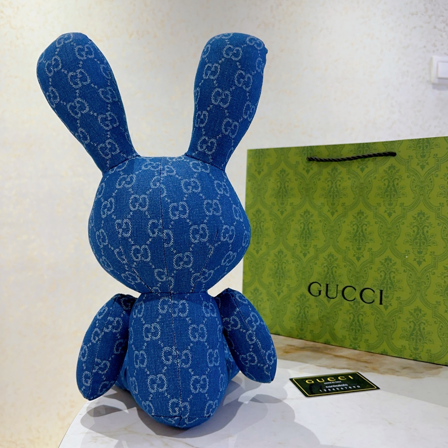 NO:112904,Buy. Hot products are coming. Gucci official website first new product, the Little Rabbit Doll is exclusively available for sale, and the new product exported to France is released. Gucci's Little Rabbit Doll, pure handmade craftsmanship, texture and fullness are all in place. There are not many spots, and the hands are slow. Super cute. Looking forward to my Little Rabbit. Put it in the car and put it at home with a high-end feeling. It is 40cm in size, and it is very fun to hold it in your hands., high-quality accessories, gucci19860909批. 爆款来袭 古驰官网首发新品小兔兔玩偶独家高品质发售 出口法国订单新品发布 ,古驰的的一款小兔兔公仔,纯手工制作工艺 质感 饱满度全部到位 现货不多,手慢无 超级可爱的 期待我的小兔兔.放车里放家里高级感满满 40cm的尺寸,抱在手里特别好玩.,饰品精品,gucci,Jewelry