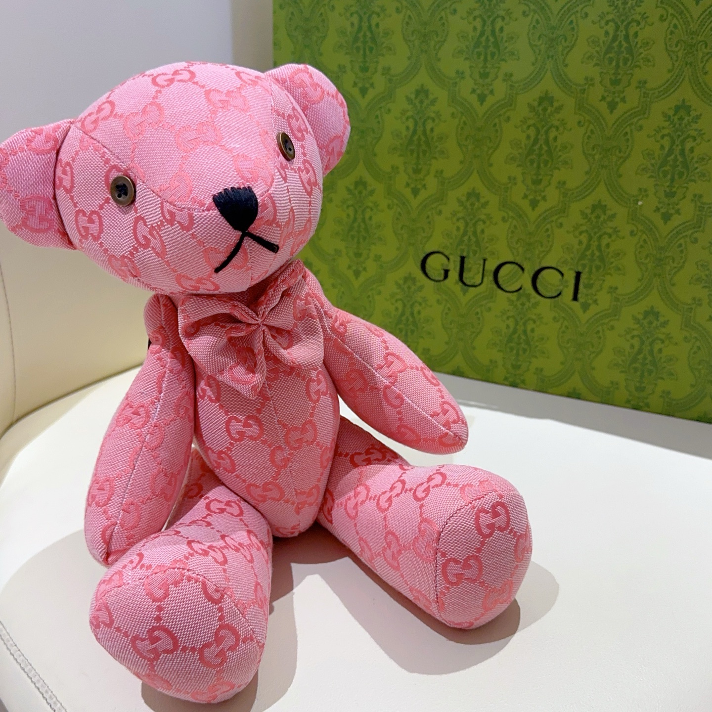NO:112907,Batch. Hot products are coming. Gucci official website first new product Bear doll is available for sale with exclusive high quality. New product exported to France. Gucci's bear doll is exclusively movable joints, pure handmade craftsmanship, texture and fullness are all in place. There are not many spots, and the hands are slow and have no time. Super cute. Looking forward to my bear. Put it in the car and put it at home. It is full of high-end 35cm size, and it is very fun to hold it in your hands., jewelry quality, gucci19860909批. 爆款来袭 古驰官网首发新品小熊玩偶独家高品质发售 出口法国订单新品发布 ,古驰的的一款小熊公仔独家关节可动,纯手工制作工艺 质感 饱满度全部到位 现货不多,手慢无 超级可爱的 期待我的小熊.放车里放家里高级感满满 35cm的尺寸,抱在手里特别好玩.,饰品精品,gucci,Jewelry