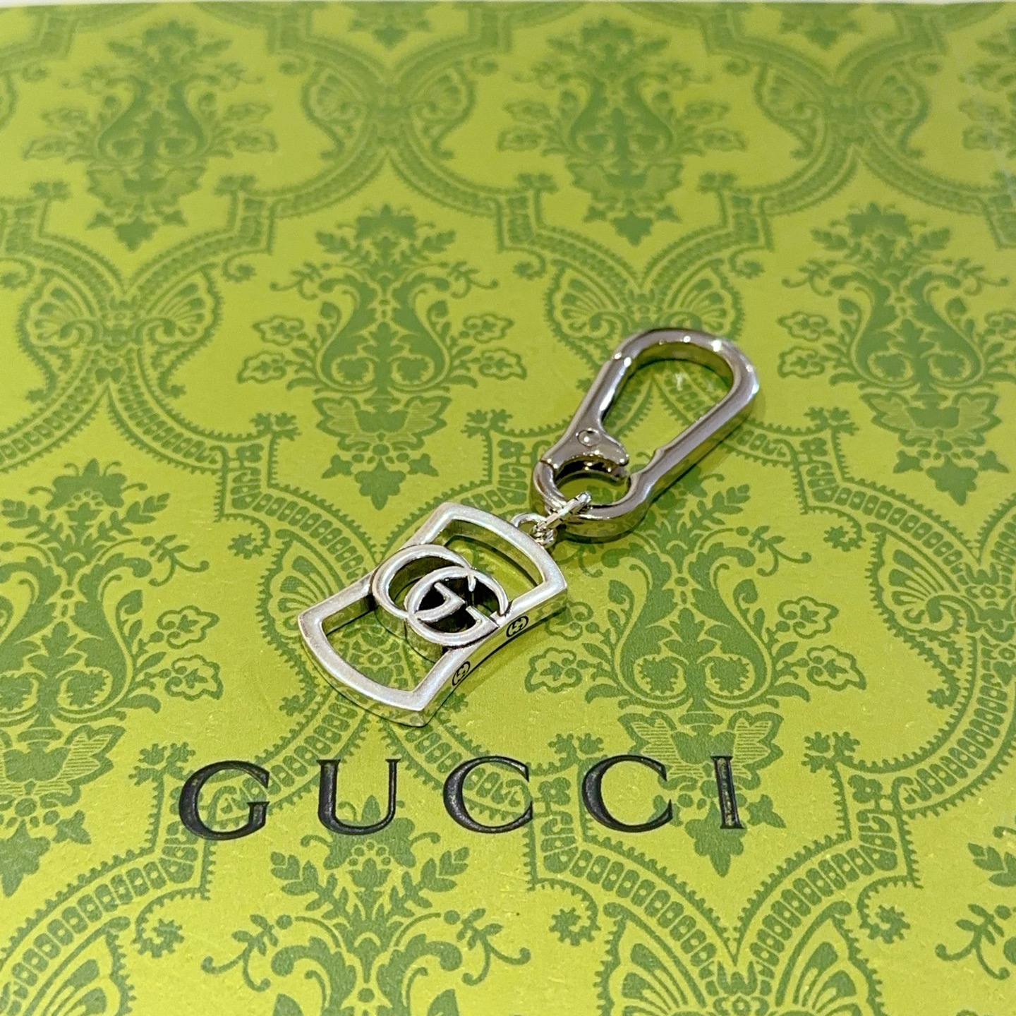 NO:112910,New product release Gucci keychain Gucci bag buckle Latest bag hanging accessories higher grade Celebrity same Anger Forest series dual G classic co-branded design concept keychain series Details are used for the old version Non-market glossy version This model has been released. Gucci is very good to match with trendy backpacks, jewelry boutiques, gucci, backpacks, keychain19860909批新品发布 古驰钥匙扣 古驰包包扣 最新款包包挂饰档次更高明星同款Anger Forest系列双G经典款联名设计理念钥匙扣系列 细节对版做旧处理 非市面亮面版型 这款一直在出 古驰里面热卖款 非常好搭配潮流背包,饰品精品,gucci,backpacks,keychain,Jewelry