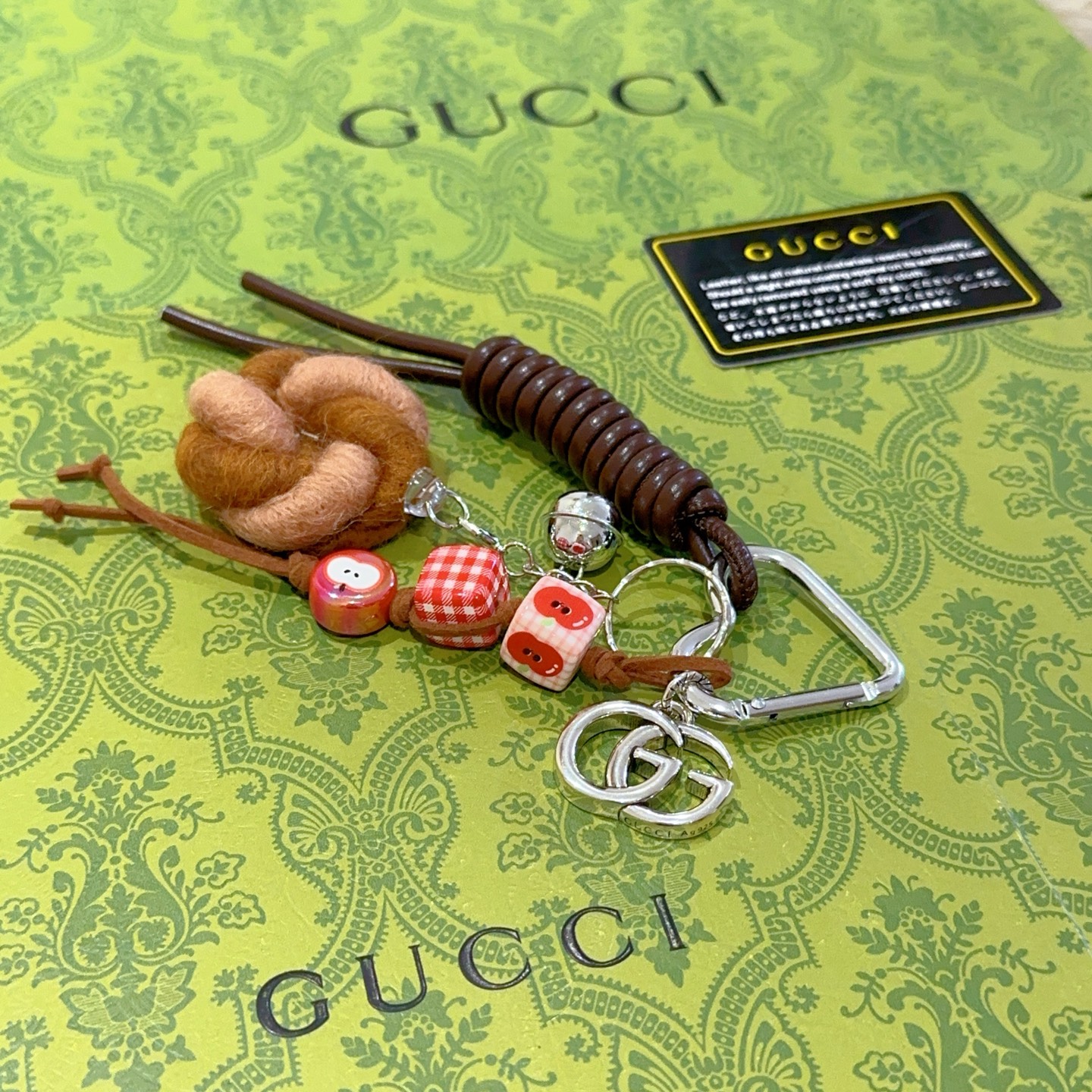 NO:112918,New product release Gucci keychain Gucci bag buckle Latest bag hanging accessories higher grade Celebrity same Anger Forest series dual G classic co-branded design concept keychain series Details are used for the old version Non-market glossy version This model has been released. Gucci is very good to match with trendy backpacks, jewelry boutiques, gucci, backpacks, keychain19860909批新品发布 古驰钥匙扣 古驰包包扣 最新款包包挂饰档次更高明星同款Anger Forest系列双G经典款联名设计理念钥匙扣系列 细节对版做旧处理 非市面亮面版型 这款一直在出 古驰里面热卖款 非常好搭配潮流背包,饰品精品,gucci,backpacks,keychain,Jewelry