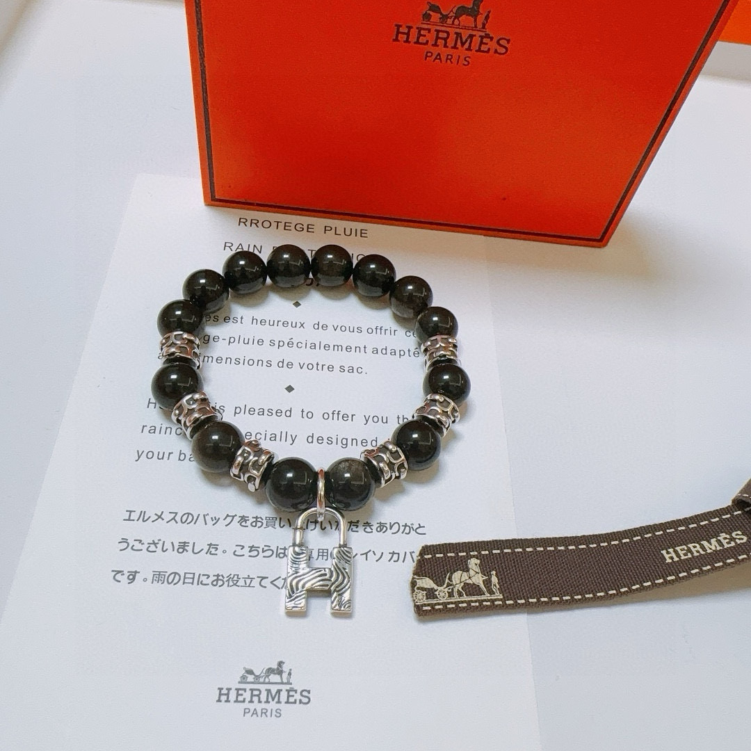 NO:112909,Batch New product release Hermas Hermes bracelet Luxury Hermes bracelet Black agate bracelet same style for men and women. The latest full beaded bracelet has higher grade. Star-like style Anger Forest series H retro Hermes bracelet Size: 16-24 cm Details are used for the old version Non-market shiny style Non-market ordinary style for this model has been released. Hermes is very good for matching clothes, jewelry quality, hermes, hermes, bracelet19860909批 新品发布 Hermas爱马仕手链奢华爱马仕手串 黑玛瑙手链男女同款 最新款全件串珠手链档次更高明星同款Anger Forest系列H复古爱马仕手链 尺寸:16-24厘米 细节对版做旧处理 非市面亮面版型 非市面普通做这款一直在出 爱马仕里面热卖款 非常好搭配衣服,饰品精品,hermes,hermes,bracelet,Jewelry