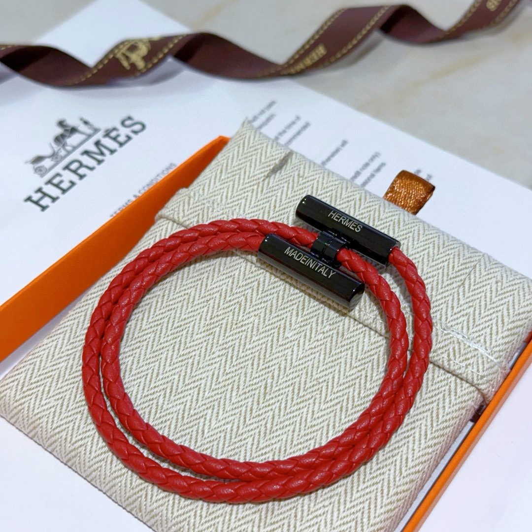 NO:112896,Bill. New Hermes bracelet bracelet thickened version, Platinum version. High-end precision version [color][color] Many internet celebrities same style. Hermes bracelets test the master's craftsmanship too much. It's not simple. [color][color] High-end customization, same style for men and women, Hermes is popular 1:1 super exquisite star. The same style k gold texture, and the high-end craftsmanship is created. It is really awesome to use, and the jewelry is boutique, hermes, hermes, bracelet19860909批.新款Hermes爱马仕手链编织手绳加厚版 铂金版.高级精工版[色][色]众多网红同款 爱马仕手链太考验师傅的手艺了 要确保每个细节都到位不简单[色][色] 高端定制 男女同款 爱马仕火爆 1:1超精赞明星 同款 k金质感,精工高端工艺打造出炉. 上手真的赞爆,饰品精品,hermes,hermes,bracelet,Jewelry
