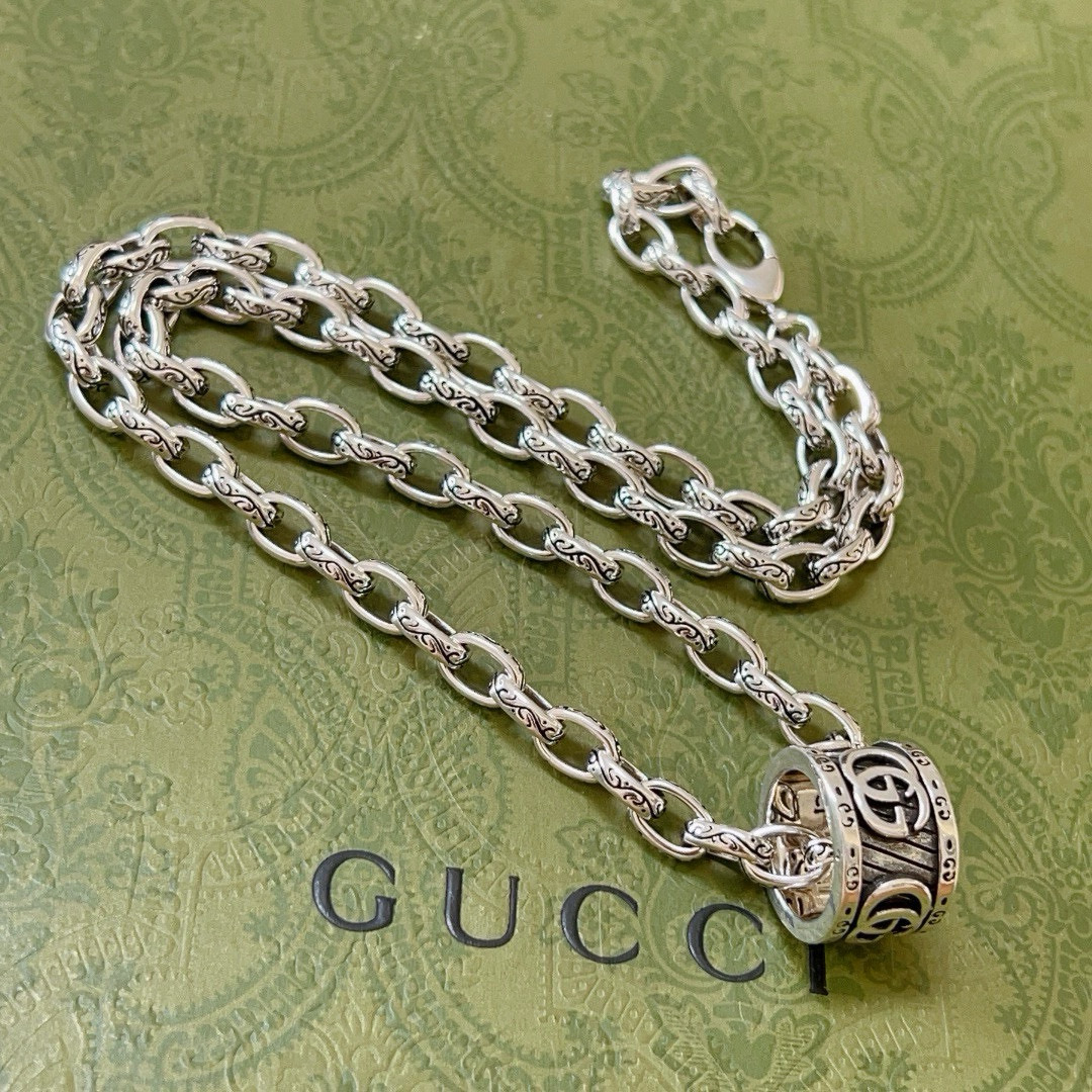 NO:112899,The first choice for Douyin selling goods. Gucci necklace is thicker and has a higher chain. Celebrity. The same Anger Forest series double G Gucci necklace. The chain length is 60 cm. The length can be changed. The details are used to treat the version. The non-market bright version is always available. Gucci is very good at matching trendy clothes, jewelry quality, gucci, necklace19860909批 抖音带货首选 古驰项链加粗最新款链条档次更高明星同款Anger Forest系列双G古驰项链 链长60厘米可改长度 细节对版做旧处理 非市面亮面版型 这款一直在出 古驰里面热卖款 非常好搭配潮流衣服,饰品精品,gucci,necklace,Jewelry