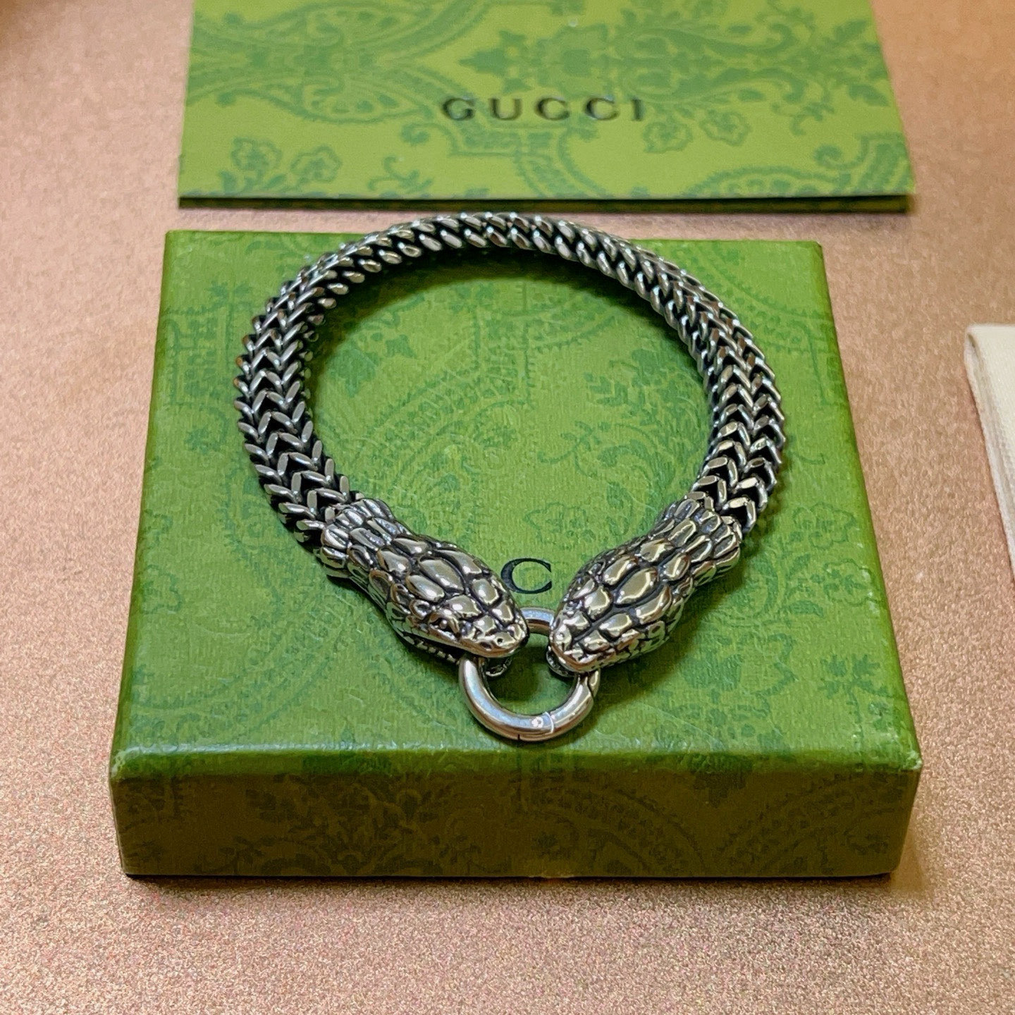 NO:112920,. Gucci's new Snake Year recommended model 2025 is released. The latest Gucci Gucci bracelet with the latest two-snake head classic model is exquisite, regardless of style or texture, it is absolutely top feel. Just take a look and you can understand the original logo. Super nice. The best choice for matching clothes. It is a must-have artifact for men and women. Number of 18 20 22 cm. Simple and atmospheric, low-key and luxurious, fine jewelry, gucci, gucci, bracelet19860909批 . 古驰蛇年新款推荐款2025最新出炉 Gucci古驰手链最新款的双蛇头经典款 精致无论款式 质感 都是绝对的顶尖feel 只要看一眼就懂了原版logo 超 nice 搭配衣服最佳的选择,男女同款必备神器 码数18 20 22厘米 简单又大气,低调显奢华,饰品精品,gucci,gucci,bracelet,Jewelry