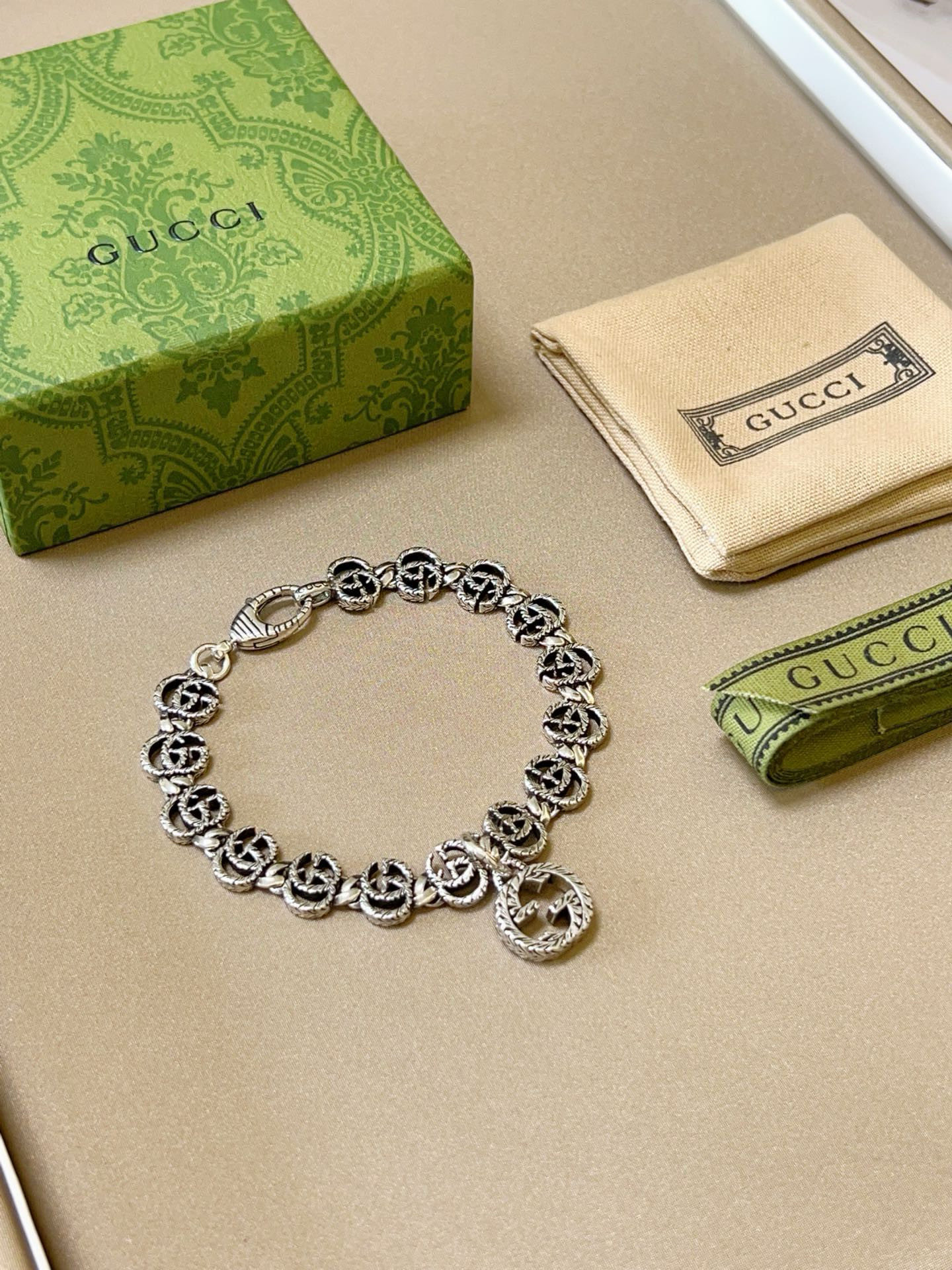 NO:112929,. The latest local bracelet, exclusive high quality, the latest classic model of Gucci bracelet, exquisite, no matter the style or texture, is absolutely top feel. Just take a look and you will understand it. Super nice. The best choice for matching clothes, a must-have artifact for men and women. The number of 18 to 23 cm, the quality of jewelry, gucci, gucci, bracelet19860909批. 最新出炉土豪版手链 独家高品质 Gucci古驰手链最新款的经典款 精致无论款式 质感 都是绝对的顶尖feel 只要看一眼就懂了超 nice 搭配衣服最佳的选择,男女同款必备神器 码数18到23公分,饰品精品,gucci,gucci,bracelet,Jewelry