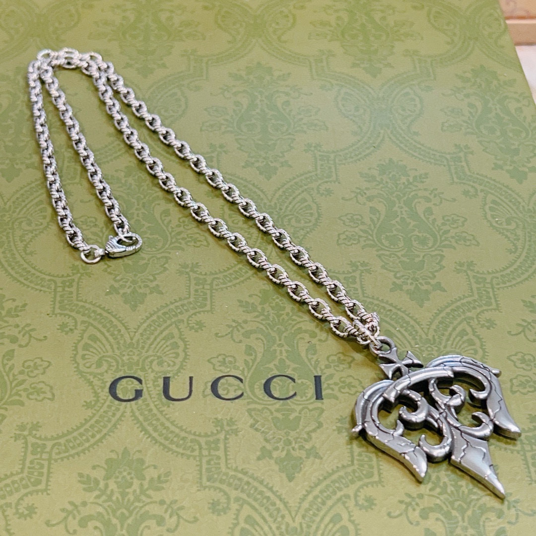 💰320  🔥🔥不爆不发 抖音带货网红首选 𝐆𝐮𝐜𝐜𝐢古驰项链最新款链条档次更高明星同款Anger Forest系列双g复古吊坠高端项链  设计的优雅与独特魅力
让高档的衣服搭配更有气质 出去更有牌面和个性
细节对版做旧处理 非市面亮面版型 
这款一直在出 古驰里面热卖款 非常好搭配