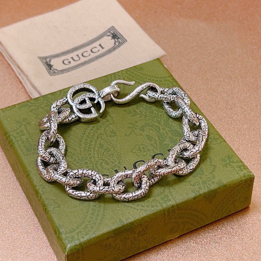NO:113210,. The latest local bracelet, exclusive high quality, the latest classic model of Gucci bracelet, exquisite, no matter the style or texture, is absolutely top feel. Just take a look and you will understand it. Super nice. The best choice for matching clothes, a must-have artifact for men and women. The number of 18 to 23 cm, the quality of jewelry, gucci, gucci, bracelet19860909批. 最新出炉土豪版手链 独家高品质 Gucci古驰手链最新款的经典款 精致无论款式 质感 都是绝对的顶尖feel 只要看一眼就懂了超 nice 搭配衣服最佳的选择,男女同款必备神器 码数18到23公分,饰品精品,gucci,gucci,bracelet,Jewelry
