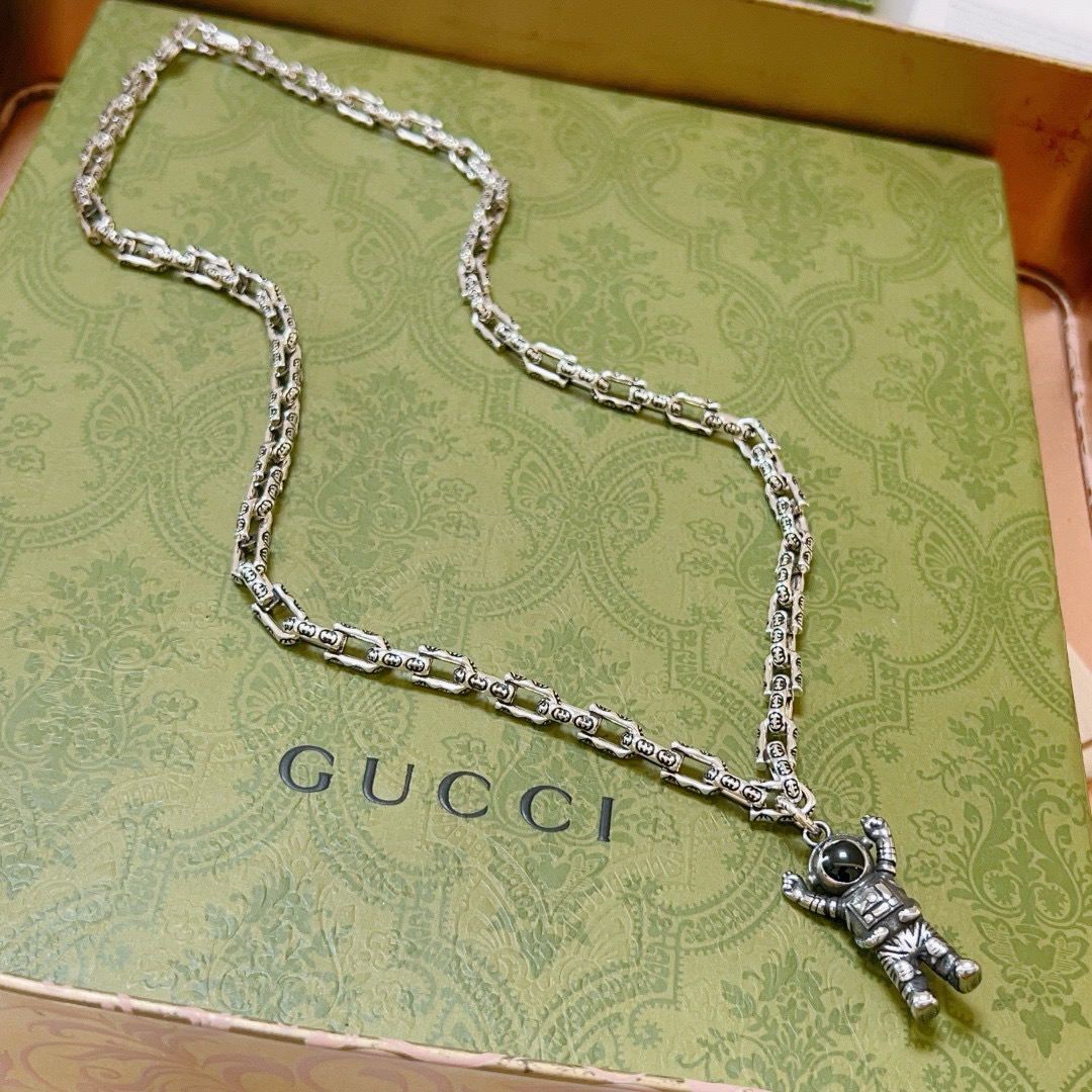 NO:113194,Comment: Too handsome. The latest model of Gucci necklace is higher in chain grade. Stars have the same classic style. Anger Forest series double G space style Gucci necklace. The chain length is 60 cm. The length can be changed. Details are used to treat the version. Non-market glossy style. This model has been released. Gucci is very easy to match with trendy clothes, fine accessories, gucci, necklace19860909批 太帅啦 古驰项链最新款链条档次更高明星同款经典款Anger Forest系列双G太空款古驰项链 链长60厘米可改长度 细节对版做旧处理 非市面亮面版型 这款一直在出 古驰里面热卖款 非常好搭配潮流衣服,饰品精品,gucci,necklace,Jewelry