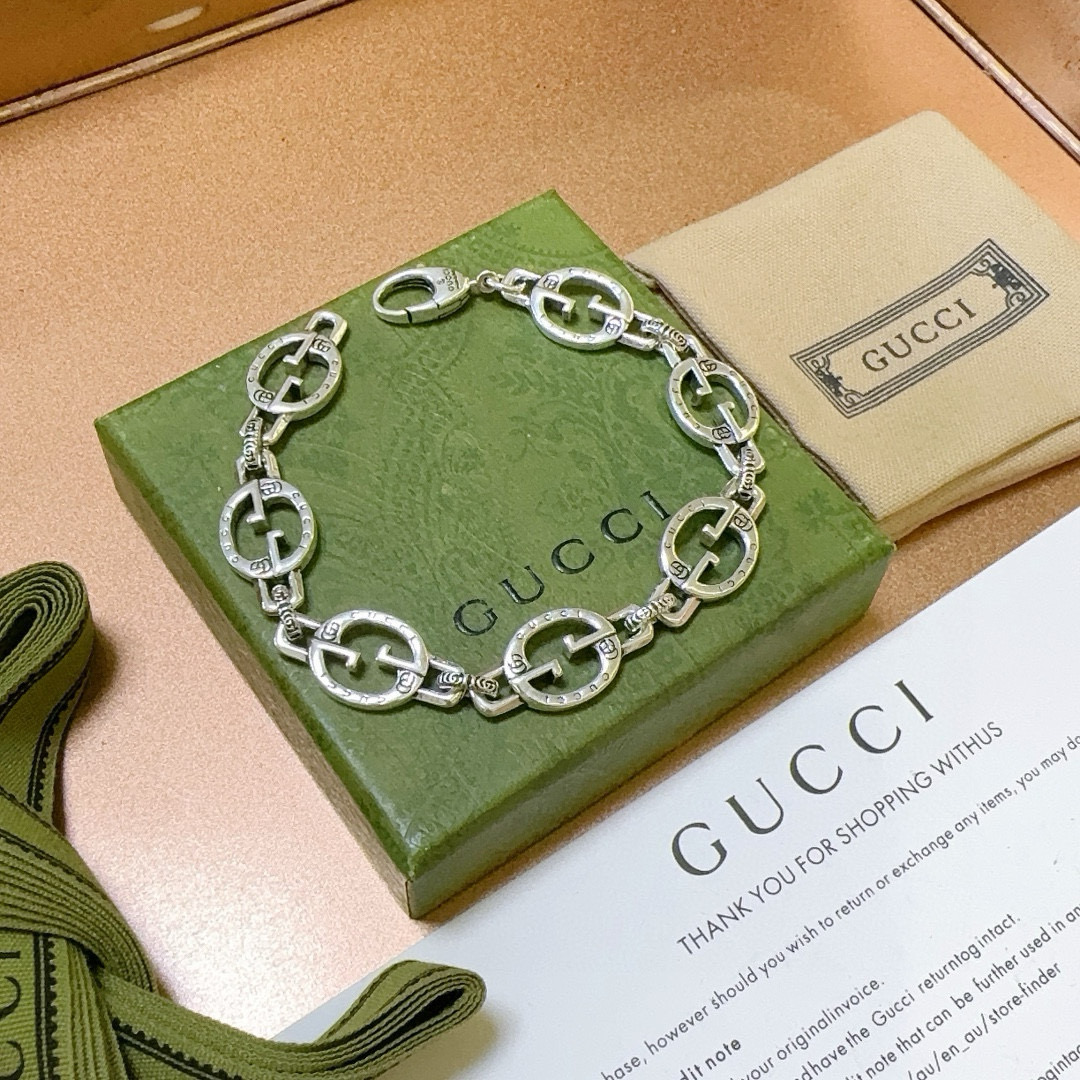 NO:113200,. The latest release of Gucci Gucci bracelets. The latest classic style is exquisite, regardless of style or texture. You can understand the original logo at a glance. Super nice. The best choice for matching clothes. It is a must-have artifact for men and women. The number of codes is 18.19.20.21.22.23.24, jewelry quality, gucci, gucci, bracelet19860909批. 最新出炉 Gucci古驰手链最新款的经典款 精致无论款式 质感 都是绝对的顶尖feel 只要看一眼就懂了原版logo 超 nice 搭配衣服最佳的选择,男女同款必备神器 码数18.19.20.21.22.23.24,饰品精品,gucci,gucci,bracelet,Jewelry