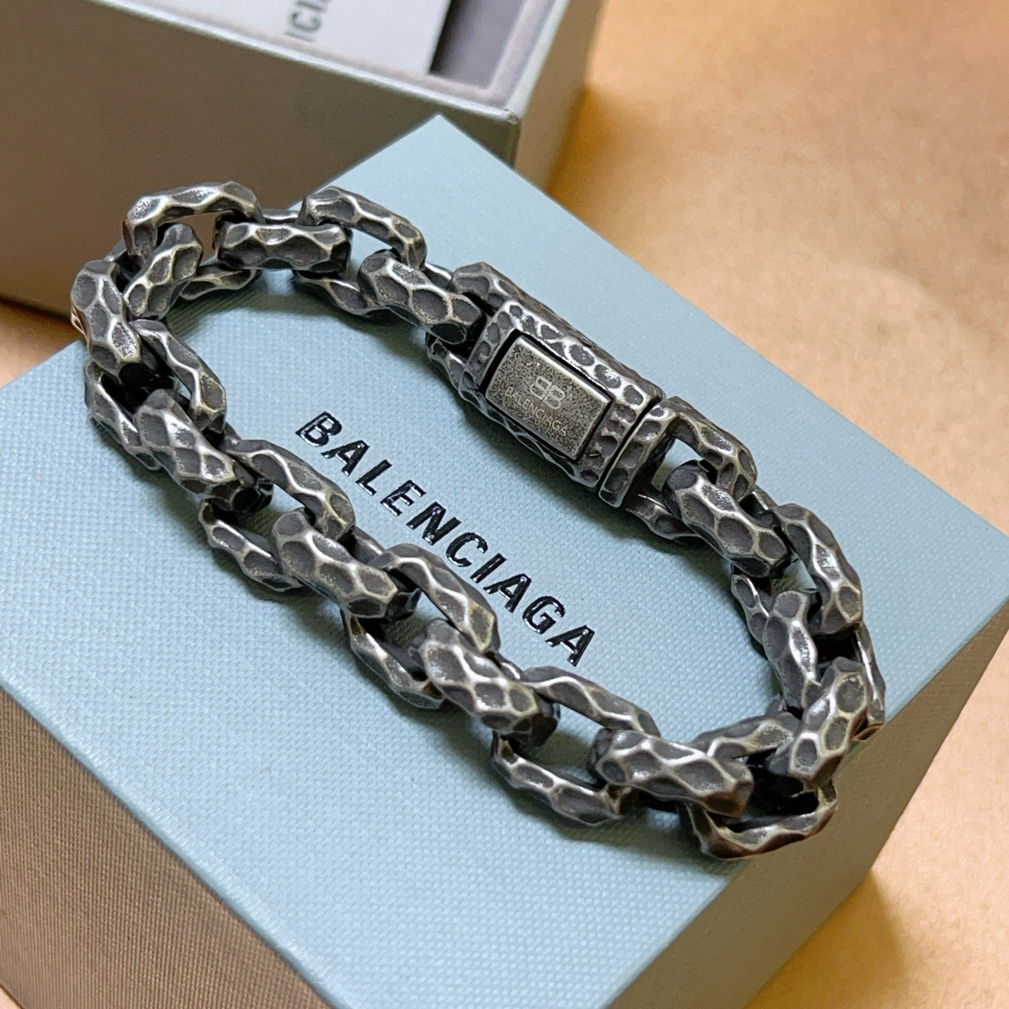 批175。 原单货🔹🔹新品 巴黎世家手链Balenciaga手链🔹专柜一致巴黎世家手链 男士火爆款出货 设计独特 前卫 男士必备！复古做旧设计 任带不氧化不退色 