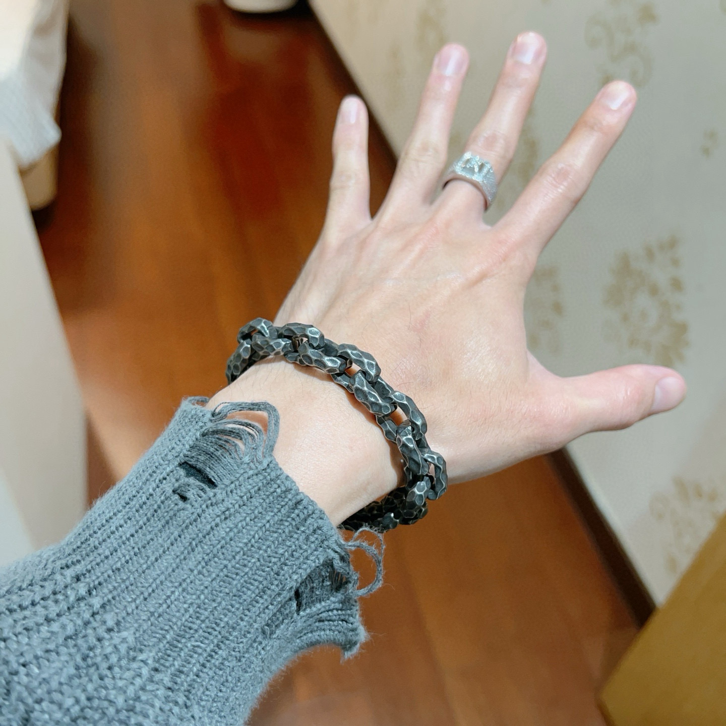 批175。 原单货🔹🔹新品 巴黎世家手链Balenciaga手链🔹专柜一致巴黎世家手链 男士火爆款出货 设计独特 前卫 男士必备！复古做旧设计 任带不氧化不退色 