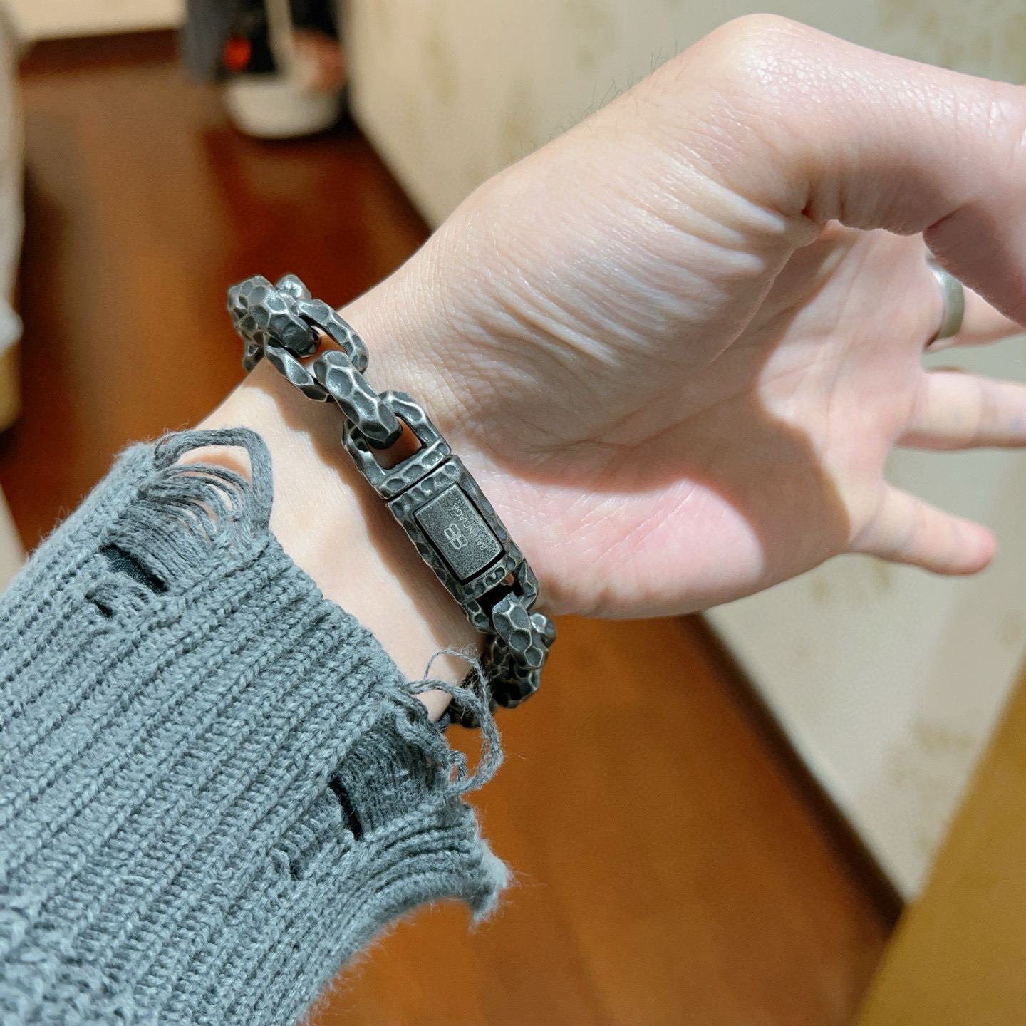批175。 原单货🔹🔹新品 巴黎世家手链Balenciaga手链🔹专柜一致巴黎世家手链 男士火爆款出货 设计独特 前卫 男士必备！复古做旧设计 任带不氧化不退色 