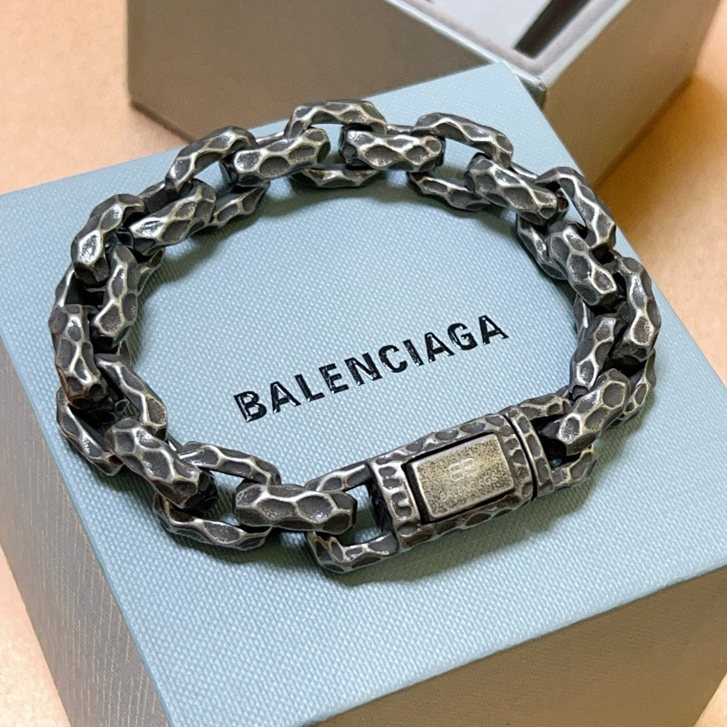 批175。 原单货🔹🔹新品 巴黎世家手链Balenciaga手链🔹专柜一致巴黎世家手链 男士火爆款出货 设计独特 前卫 男士必备！复古做旧设计 任带不氧化不退色 