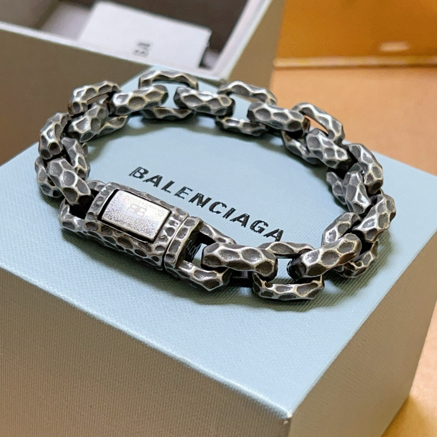 批175。 原单货🔹🔹新品 巴黎世家手链Balenciaga手链🔹专柜一致巴黎世家手链 男士火爆款出货 设计独特 前卫 男士必备！复古做旧设计 任带不氧化不退色 